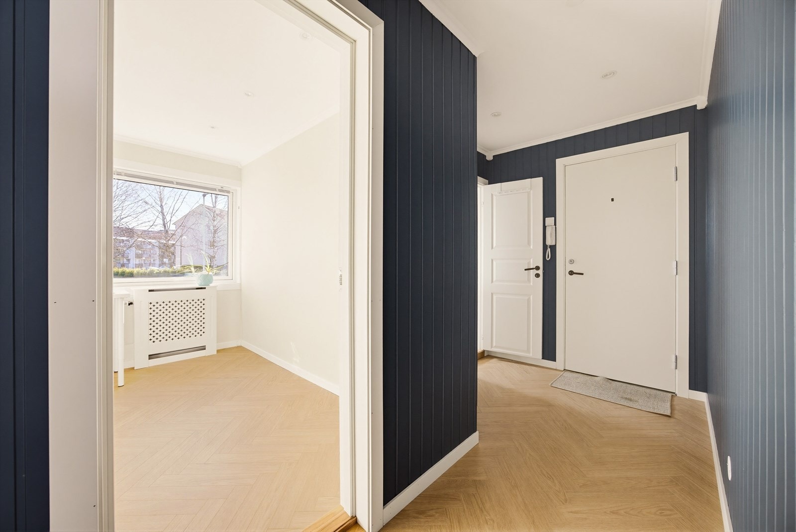 Romslig entré med adkomst til alle rom i boligen. Hyggelige fargetoner på veggene og laminat på gulvet gir et godt førsteinntrykk. Galleribilde