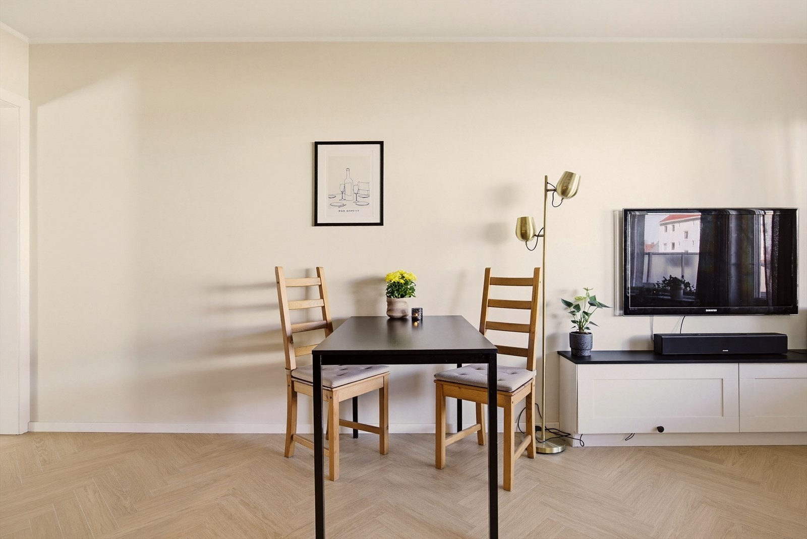 Her er det plass til et minde eller større spisebord i tilknyttning til kjøkkensonen. Galleribilde