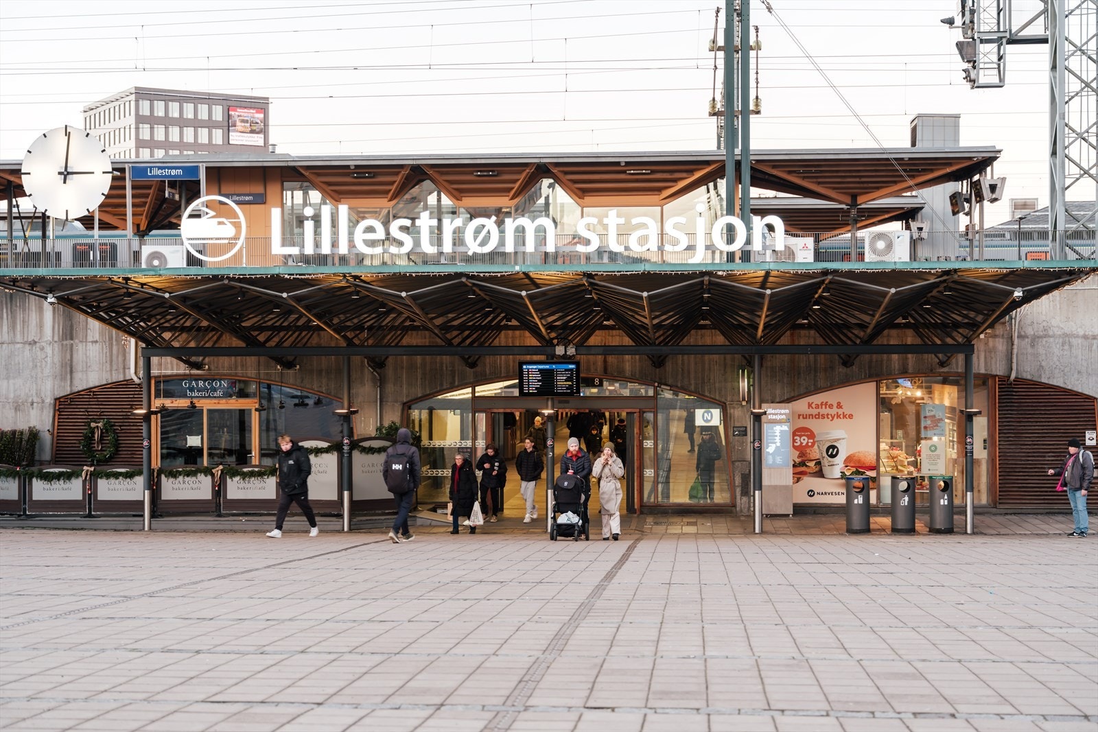 Lillestrøm stasjon ligger sentralt i Lillestrøm og er et viktig knutepunkt for både tog og buss. Fra Alexander Kiellands vei er det kort vei til stasjonen, kun noen få minutters gange. Stasjonen har gode fasiliteter med hyppige togavganger til Oslo. Galleribilde
