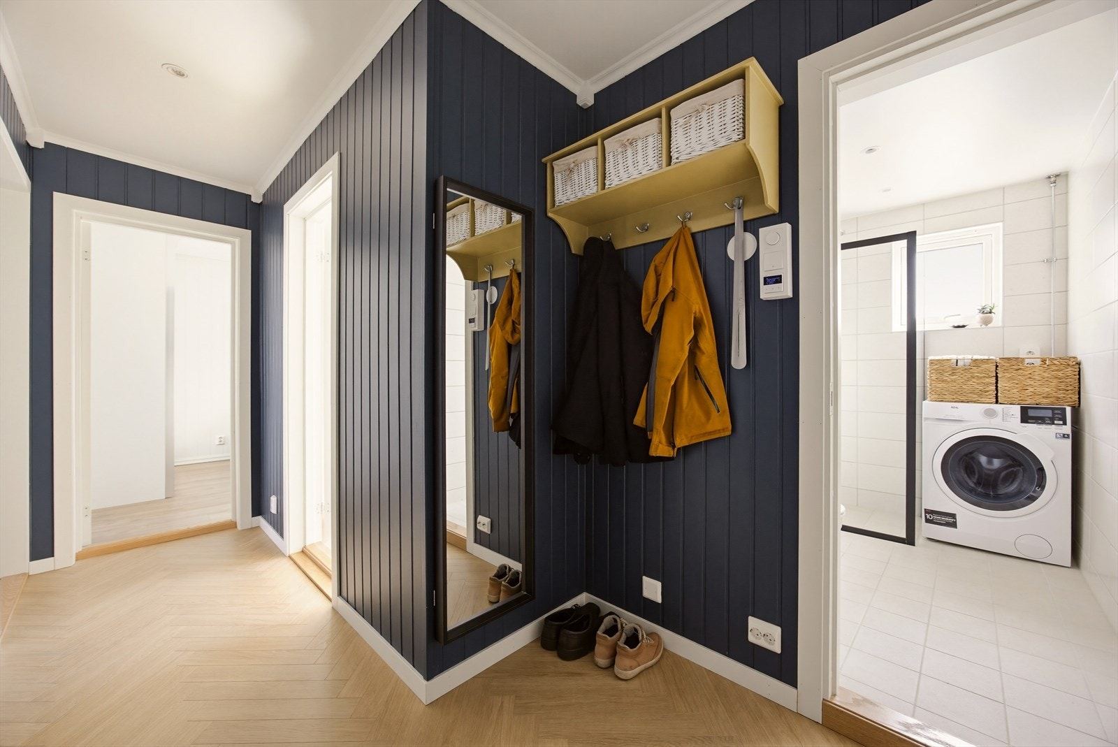 Her får du en lys, elegant og svært velholdt bolig med smarte løsninger og gode kvaliteter. Planløsningen er praktisk og arealeffektiv, og gir en god romfølelse i alle oppholdsrom. Galleribilde