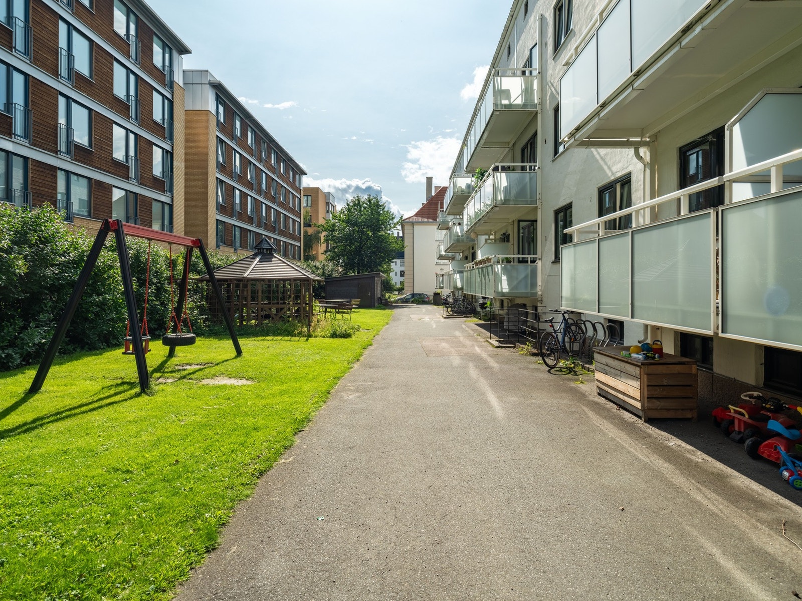 Her er det grillbu, sykkel- og barnevognsskur. De to sistnevnte finner vi nederst til venstre i bildet. Galleribilde