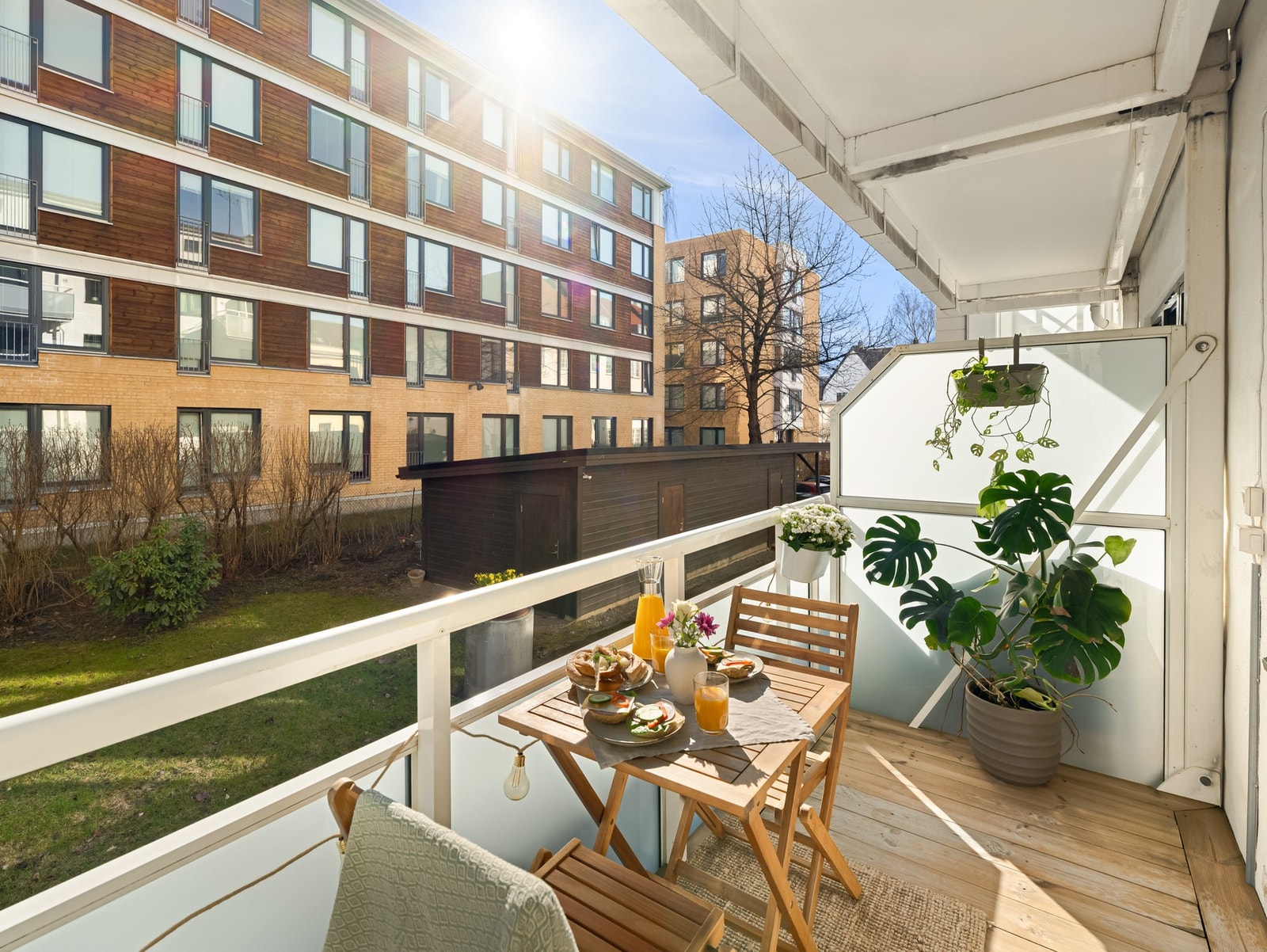 Balkongen er målt til ca. 5 kvm, så det er bra med plass til sittegruppe og grill. Galleribilde