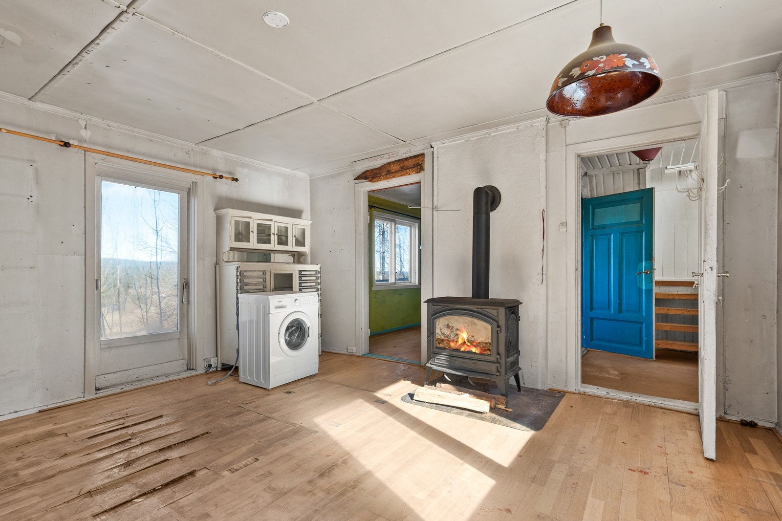 Stue med peis og utgang til balkong. Galleribilde