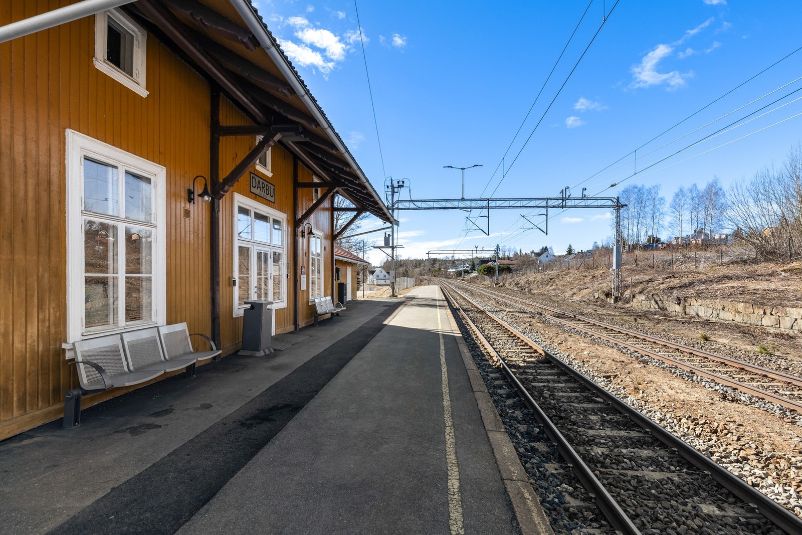 Det er også kort vei til Darbu stasjon, som har hyppige avganger til Kongsberg og Oslo - perfekt for pendlere. Galleribilde