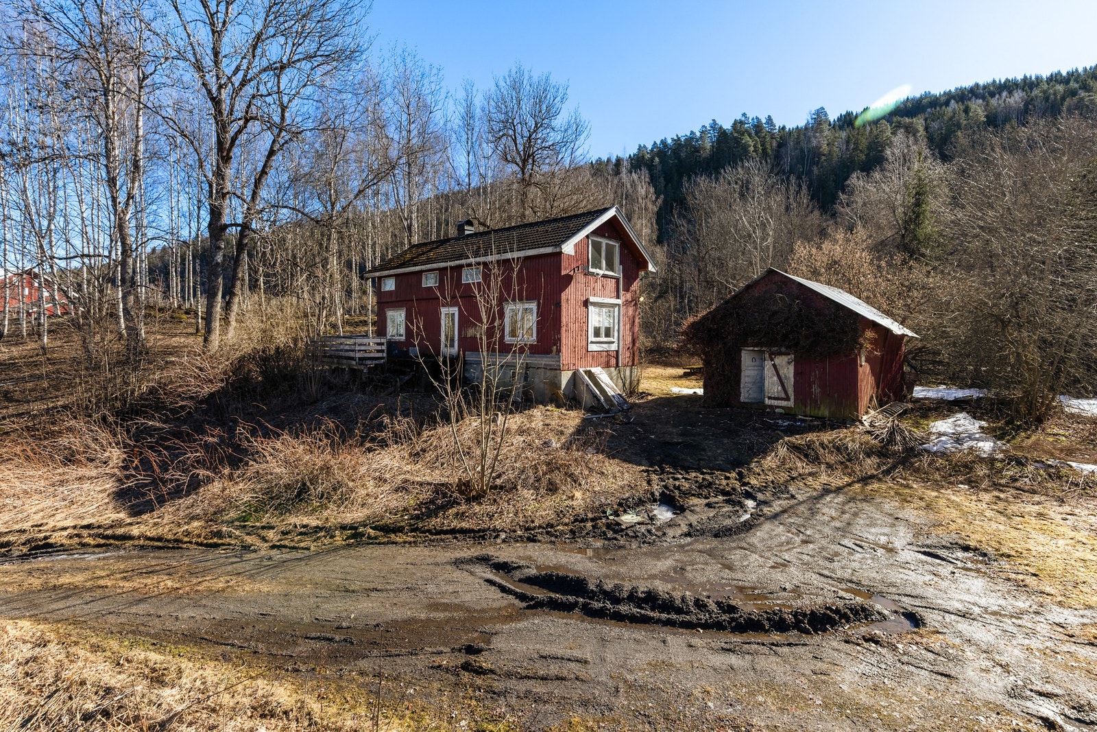 Boligen sammen med låve er å anse som totalrenoveringsobjekt/rivingsobjekt. Galleribilde