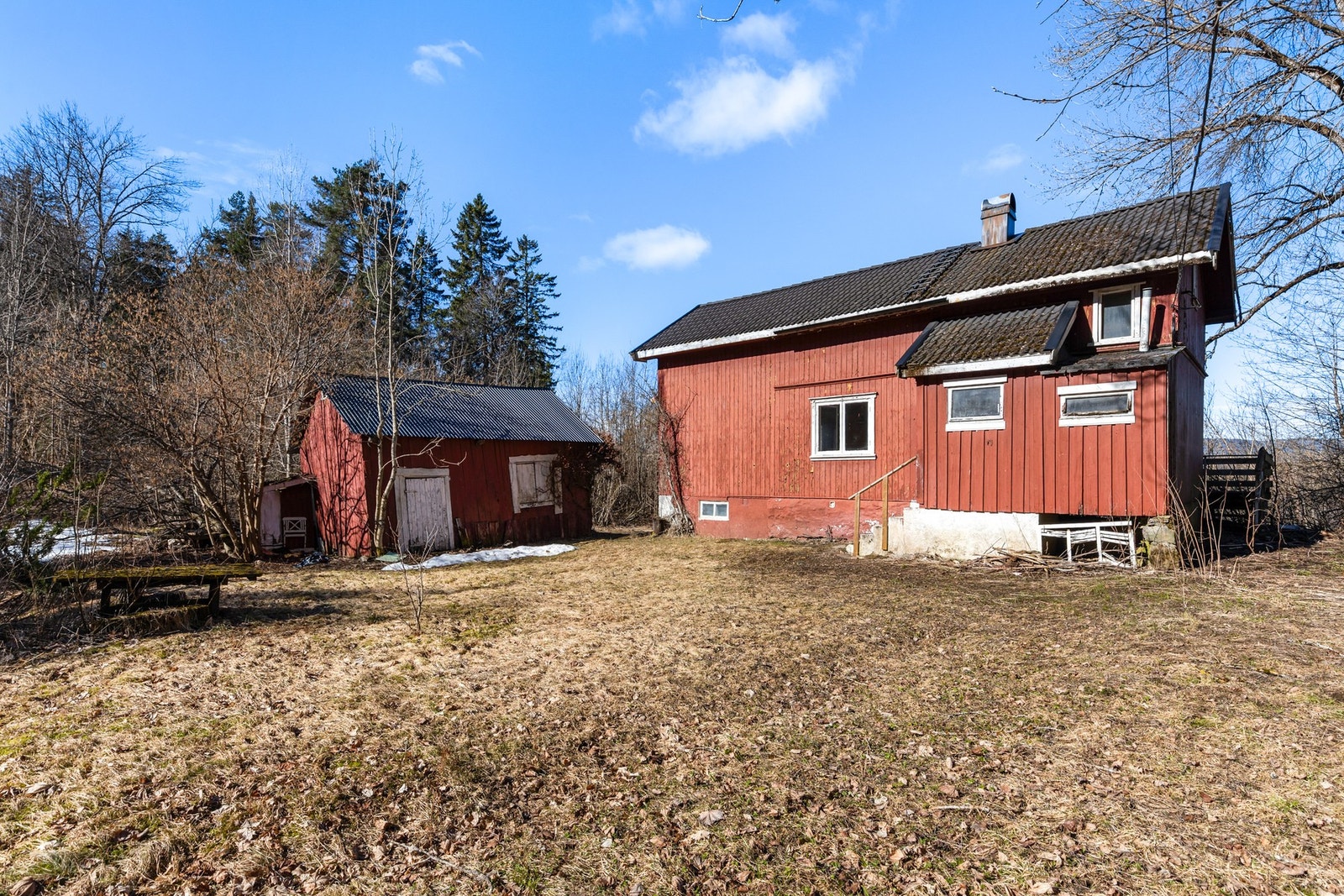 Romslig tomt med enebolig og uthus i landlige omgivelser Galleribilde
