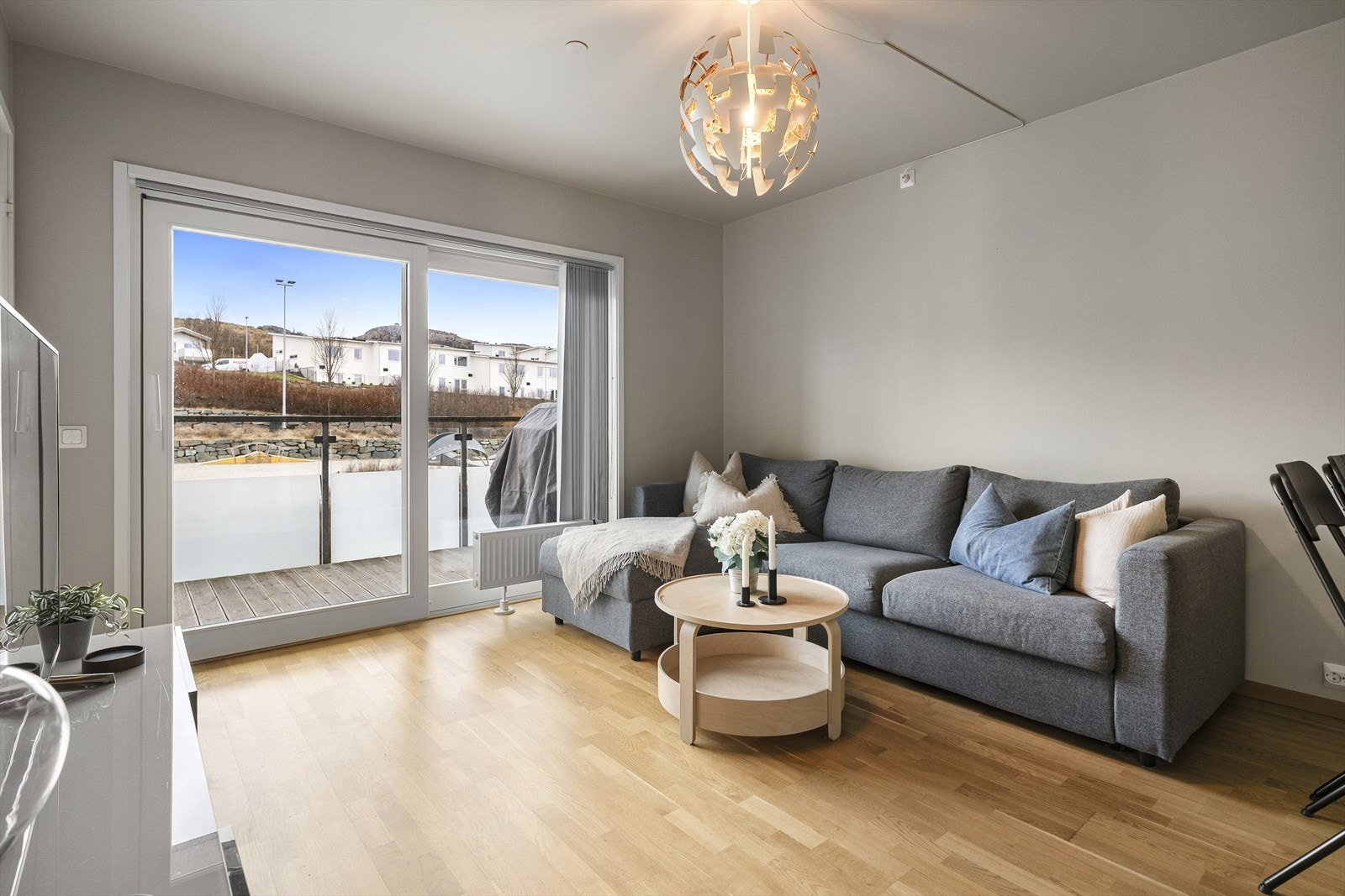 - Fra stuen er det skyvedør ut til overbygget balkong - Galleribilde