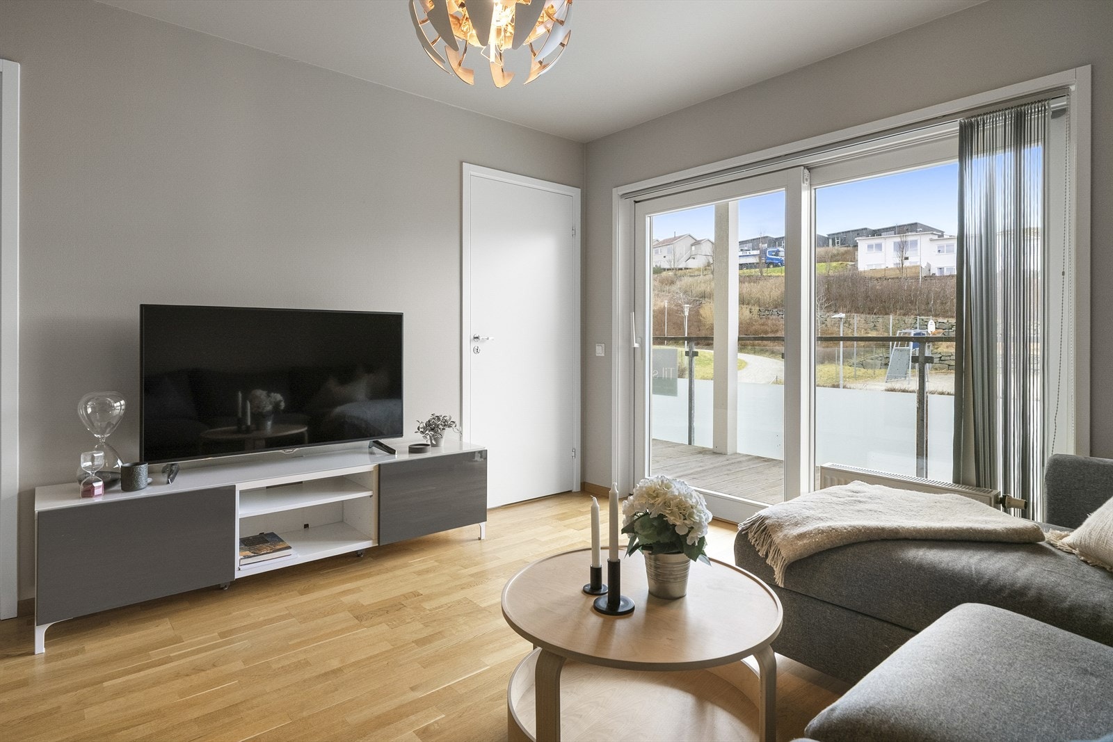- Det er også adkomst til hovedsoverommet fra stuen - Galleribilde