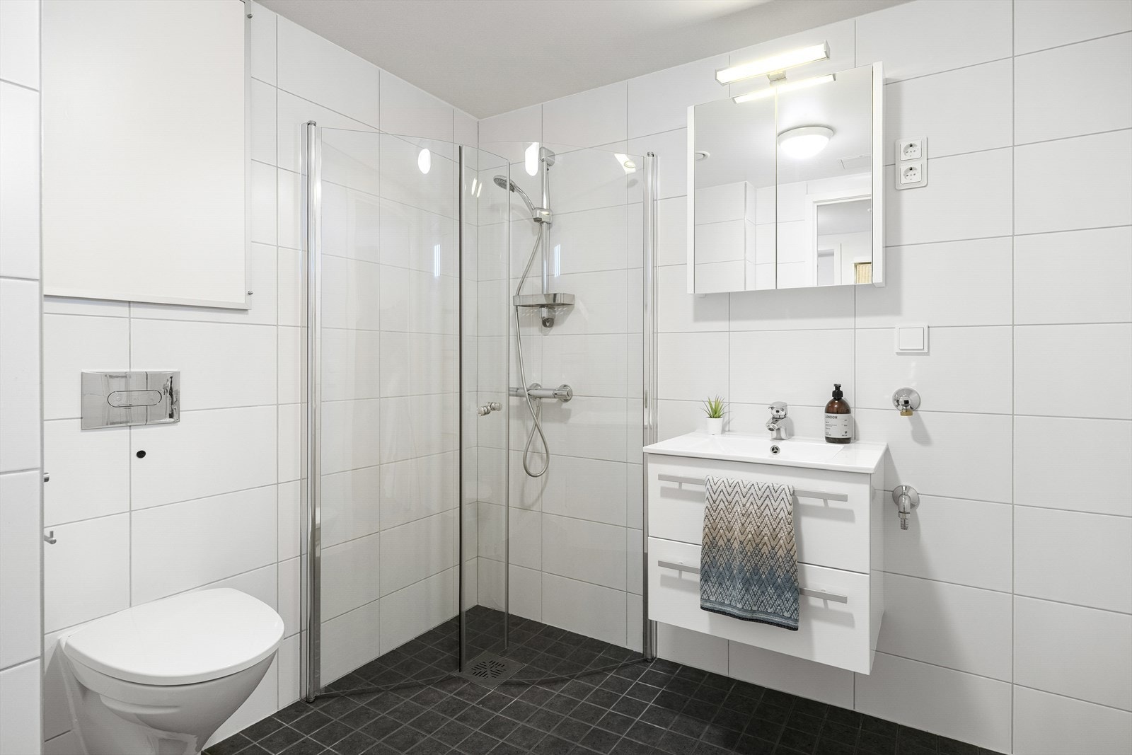 - Badet er helfliset med vannbåren gulvvarme og opplegg for vaskemaskin - Galleribilde