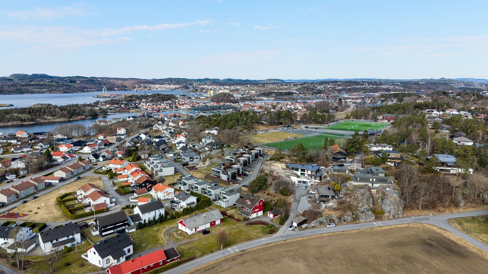 Eiendommen ligger i et attraktivt boligområde med nærhet til sjøen, idrettsanlegg, turområder etc. Galleribilde