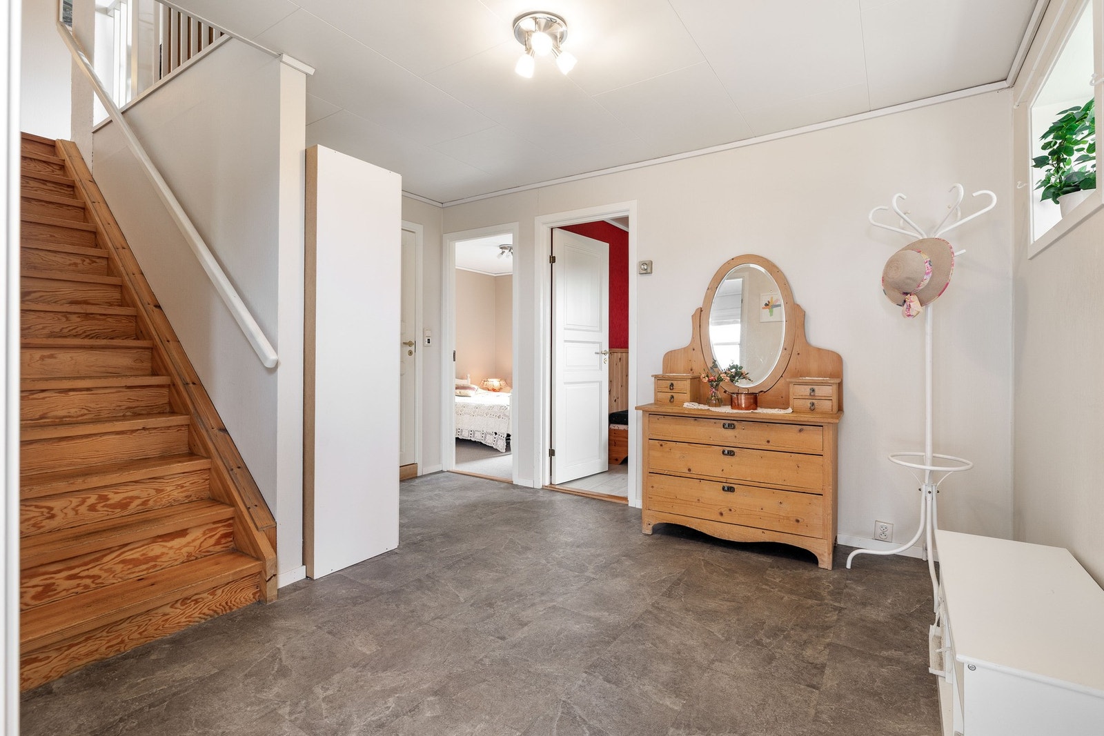 Inngangspartiet er romslig og har godt med plass til oppbevaringsmøbler. Galleribilde