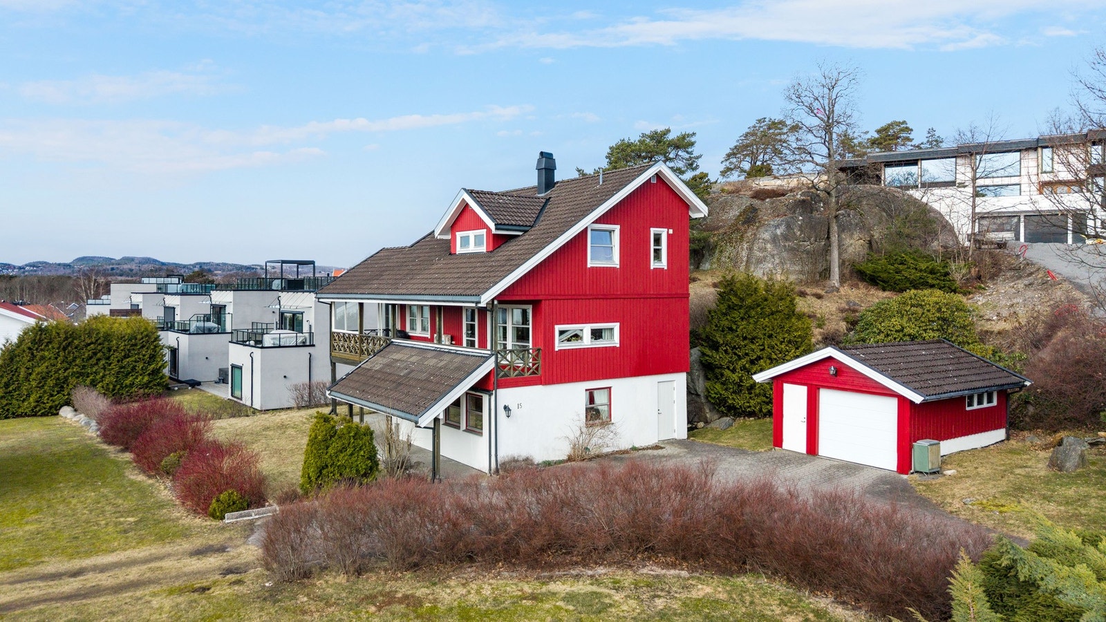 Høyt og fint beliggende med utsyn over omgivelsene. Galleribilde