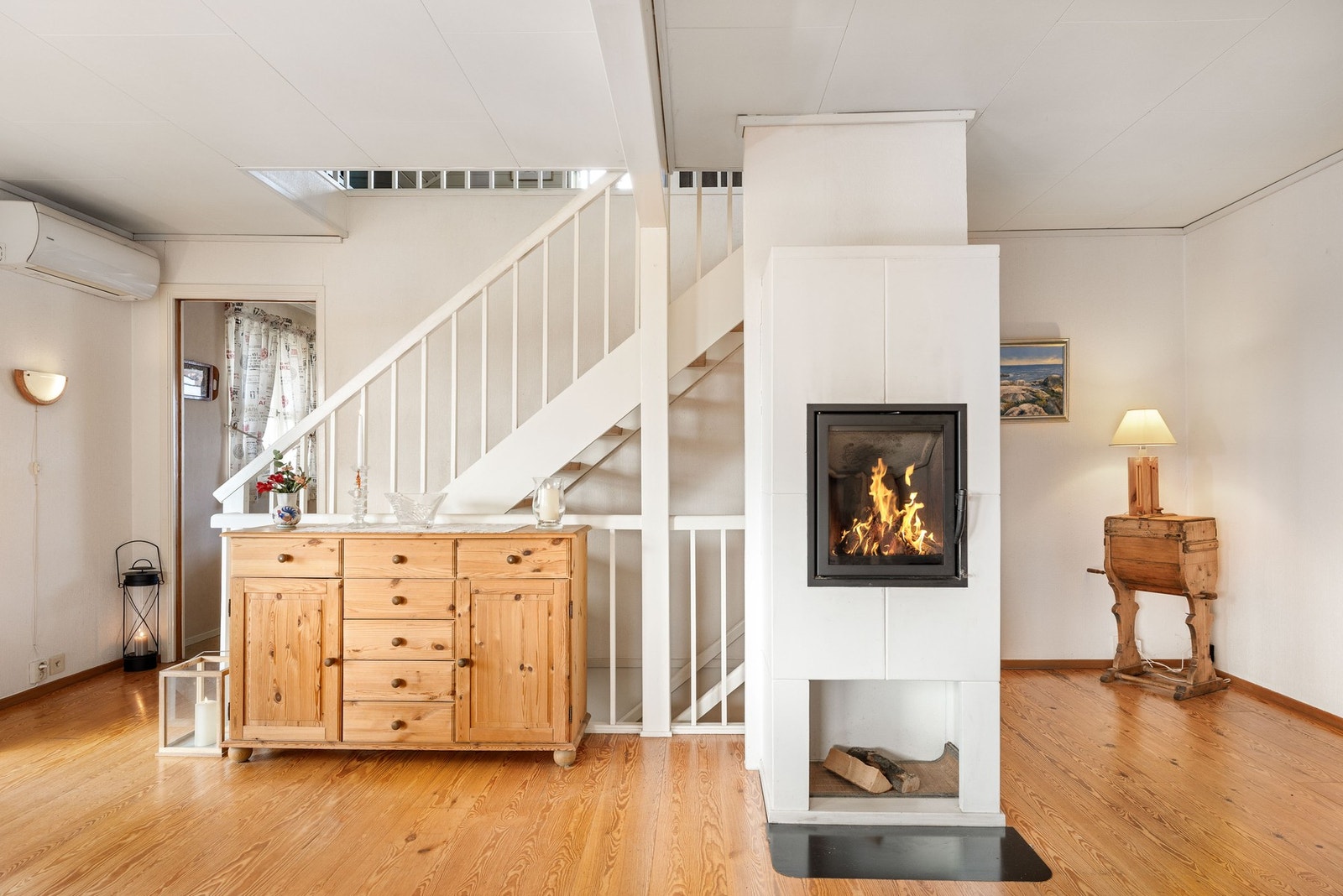 Stuen med peis som gir både øun varme og hygge. Galleribilde