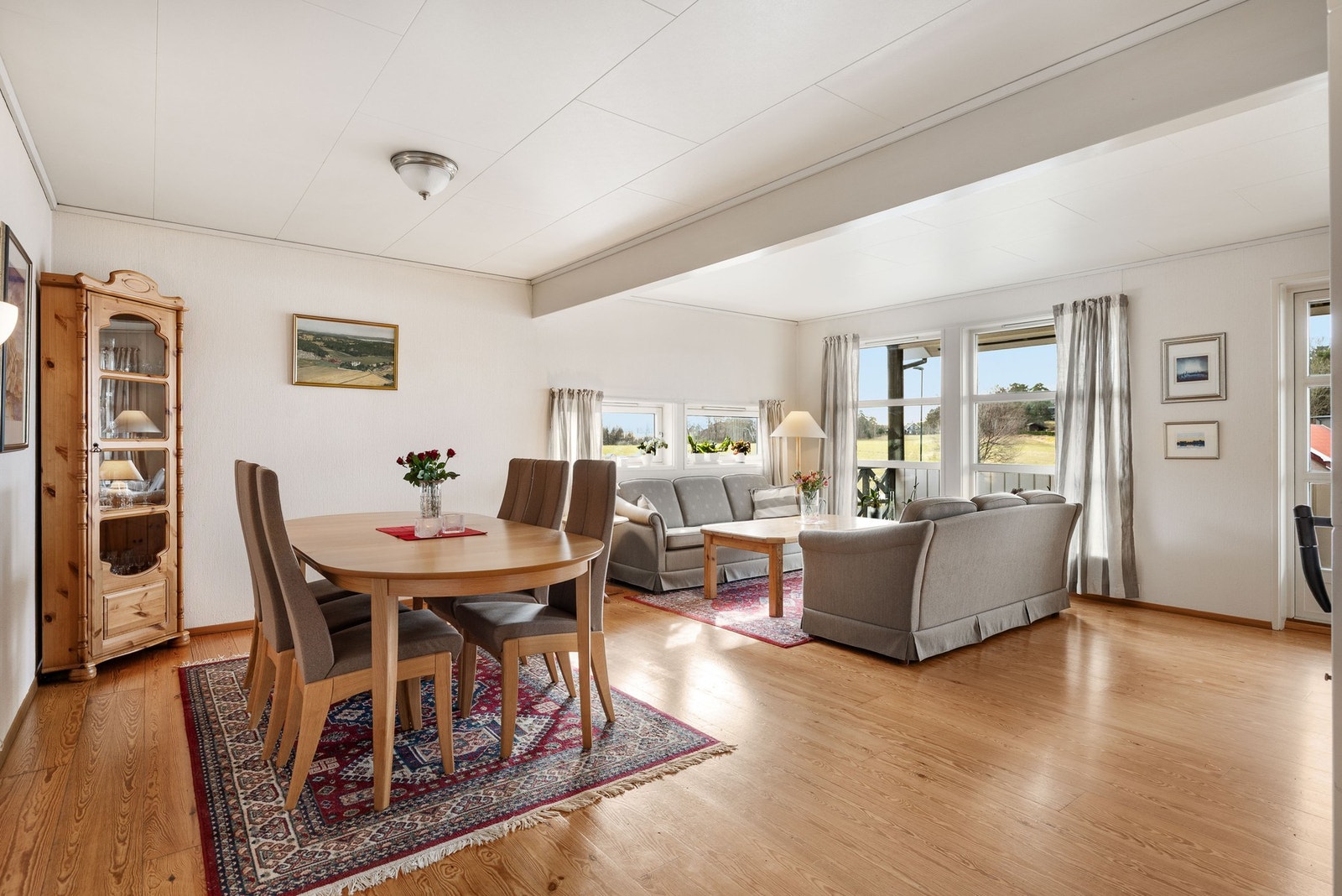 Stuen er romslig og lys med store vindusflater og har god plass til både sofagruppe og spisebord. Galleribilde