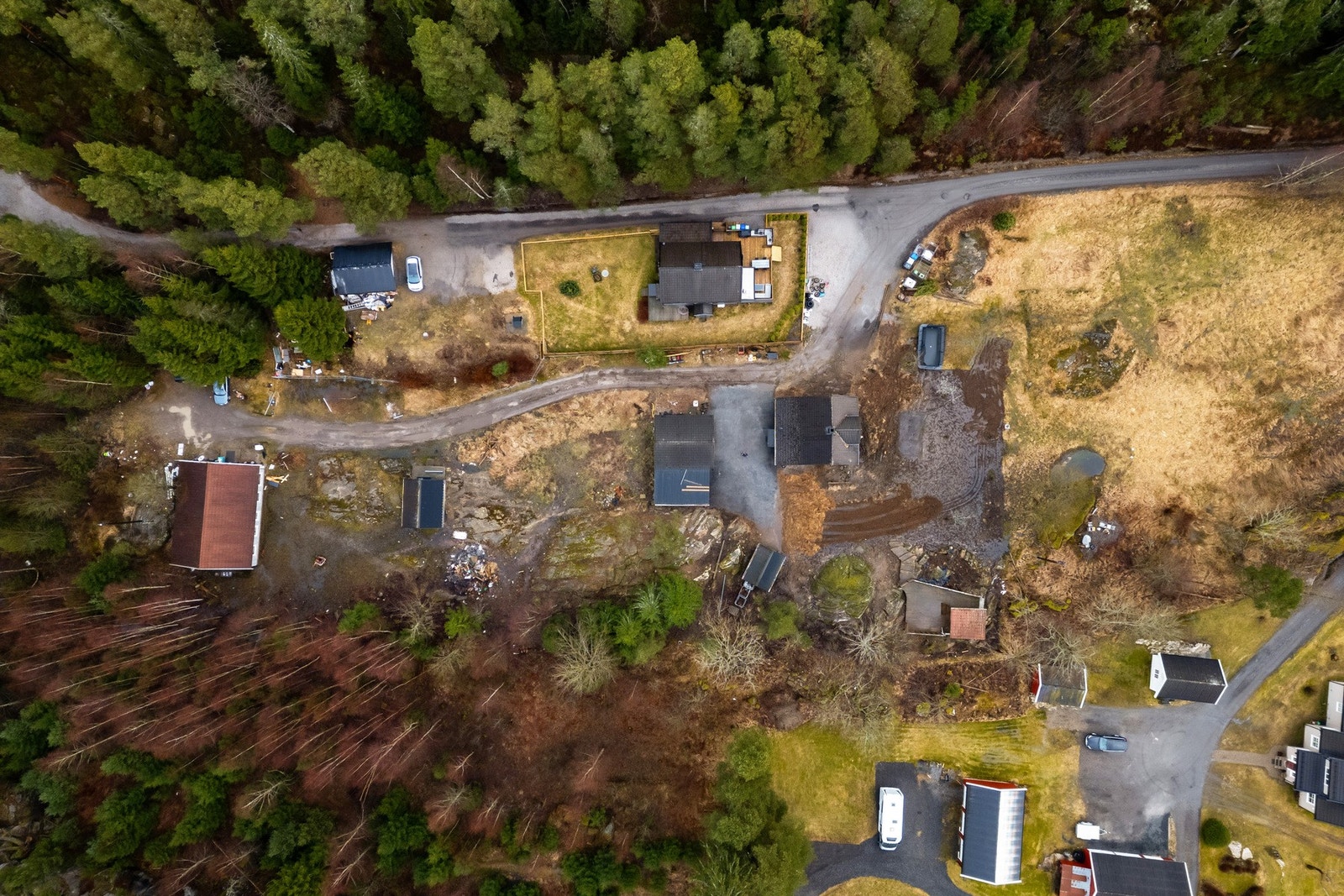 Eiendommen består av to frittliggende eneboliger med utviklingspotensial. Galleribilde