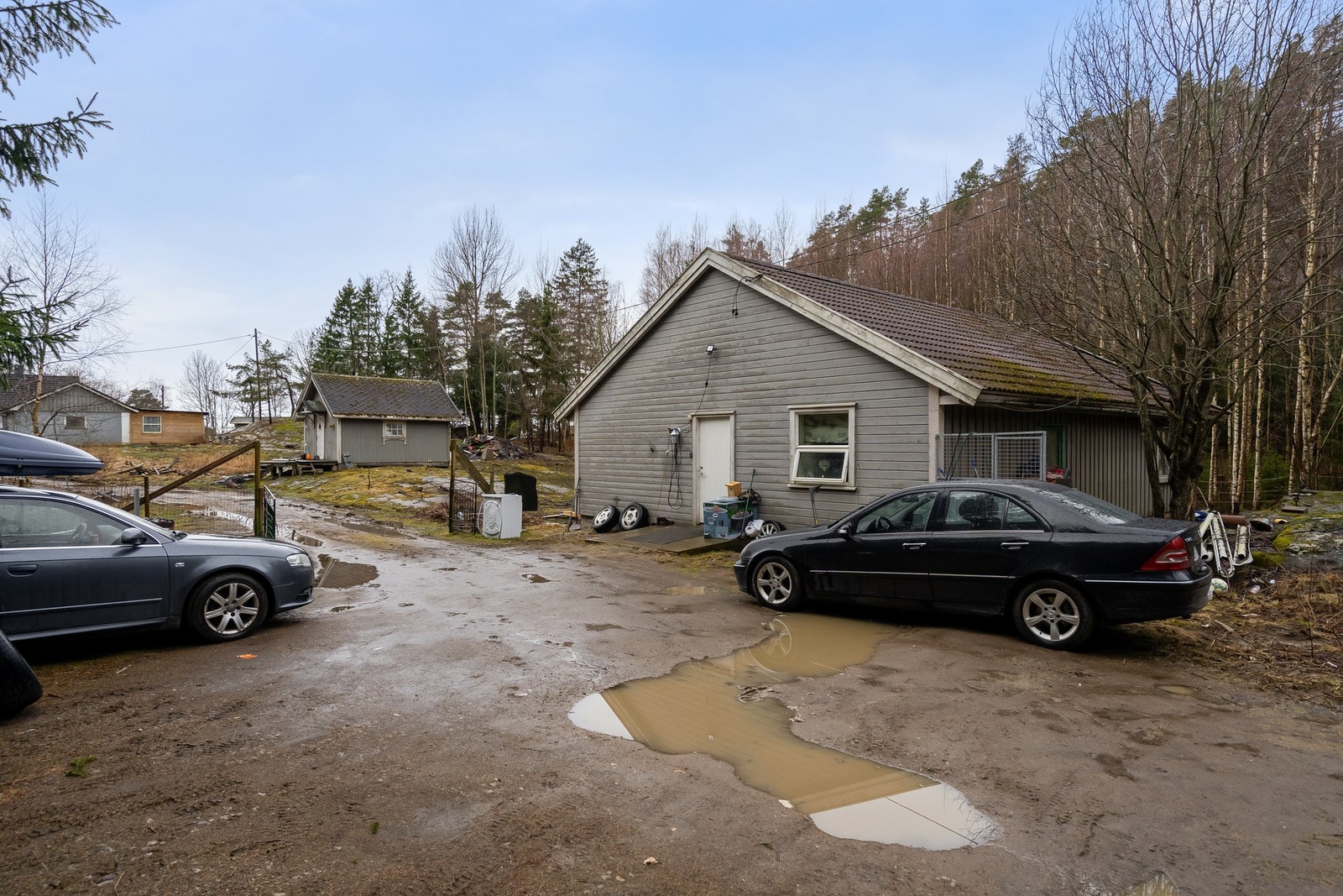 God plass til parkering av både biler og øvrige kjøretøy. Galleribilde