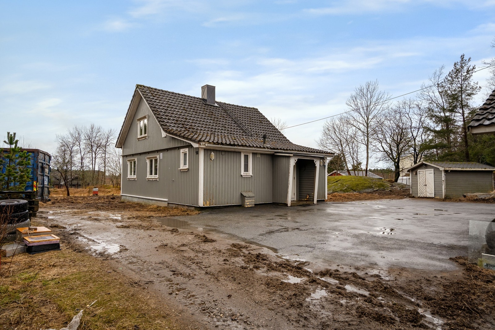 Boligen har garasje, utebod og delvis asfaltert gårdsplass. Galleribilde