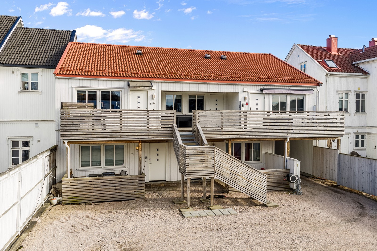 Eiendommen har en opparbeidet og gruset gårdsplass. Galleribilde