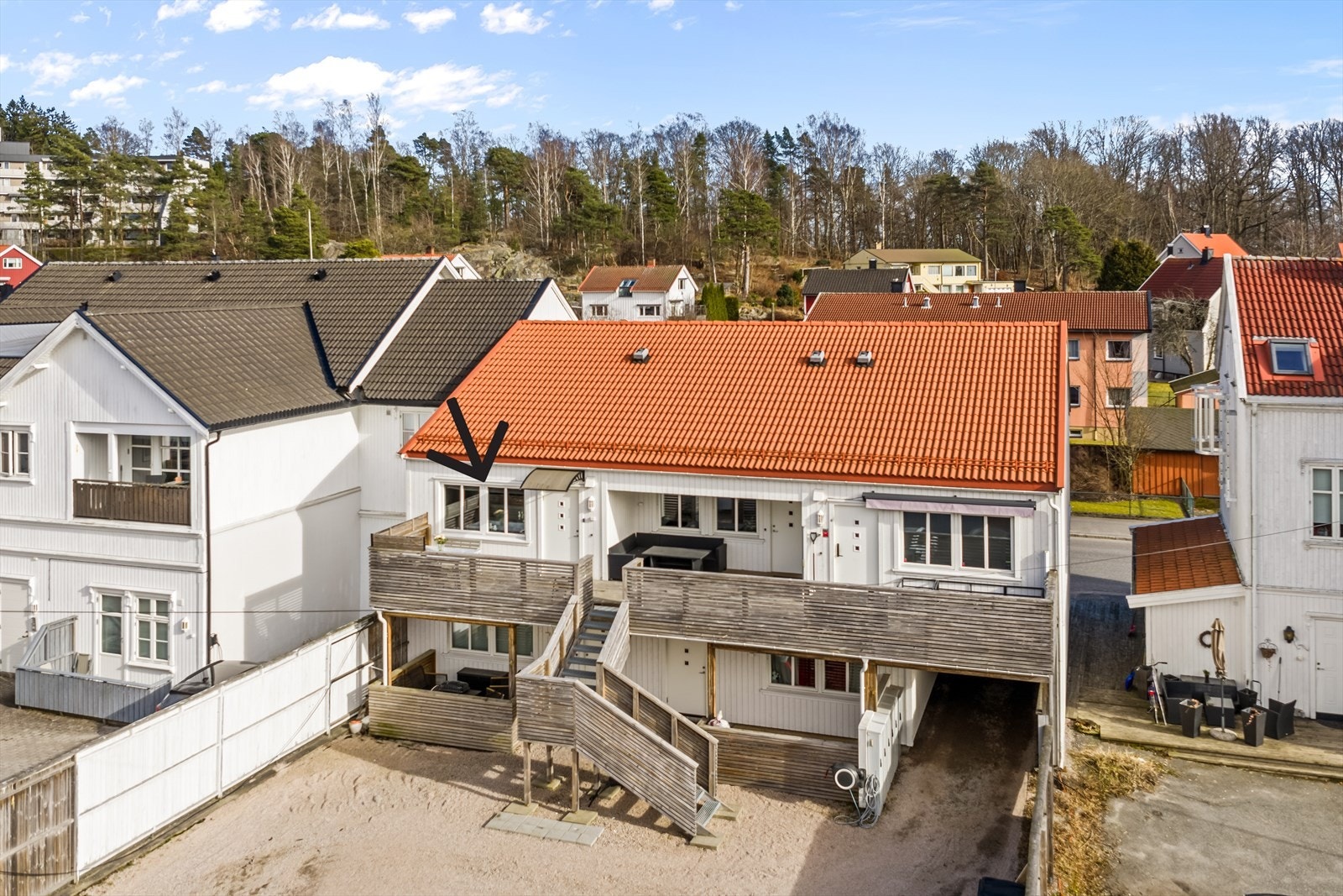 Leiligheten ligger i 2. etasje i et sameie bestående av 5 seksjoner. Dessuten disponerer leiligheten en ekstern bod på 5 m² i en felles rekkebygning, ideell for ekstra lagring. Galleribilde