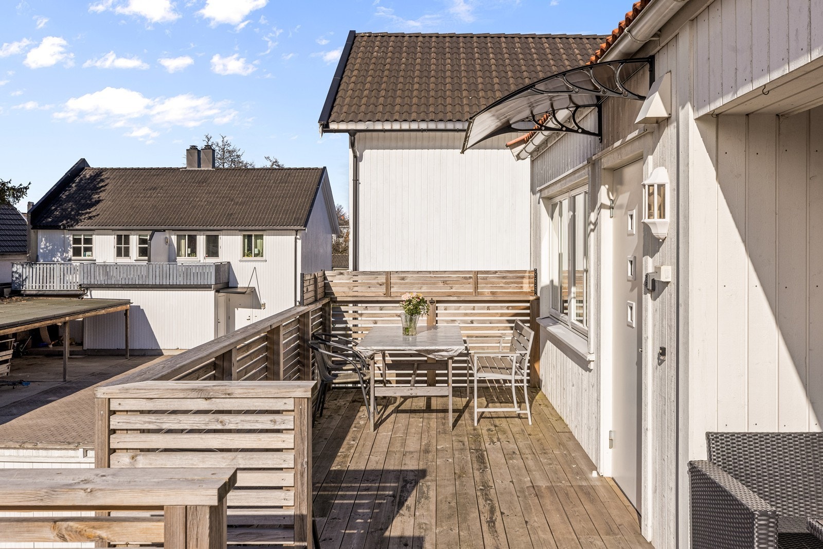 Uteplassen ved inngangen er en fin forlengelse av boligen på varme dager. Galleribilde