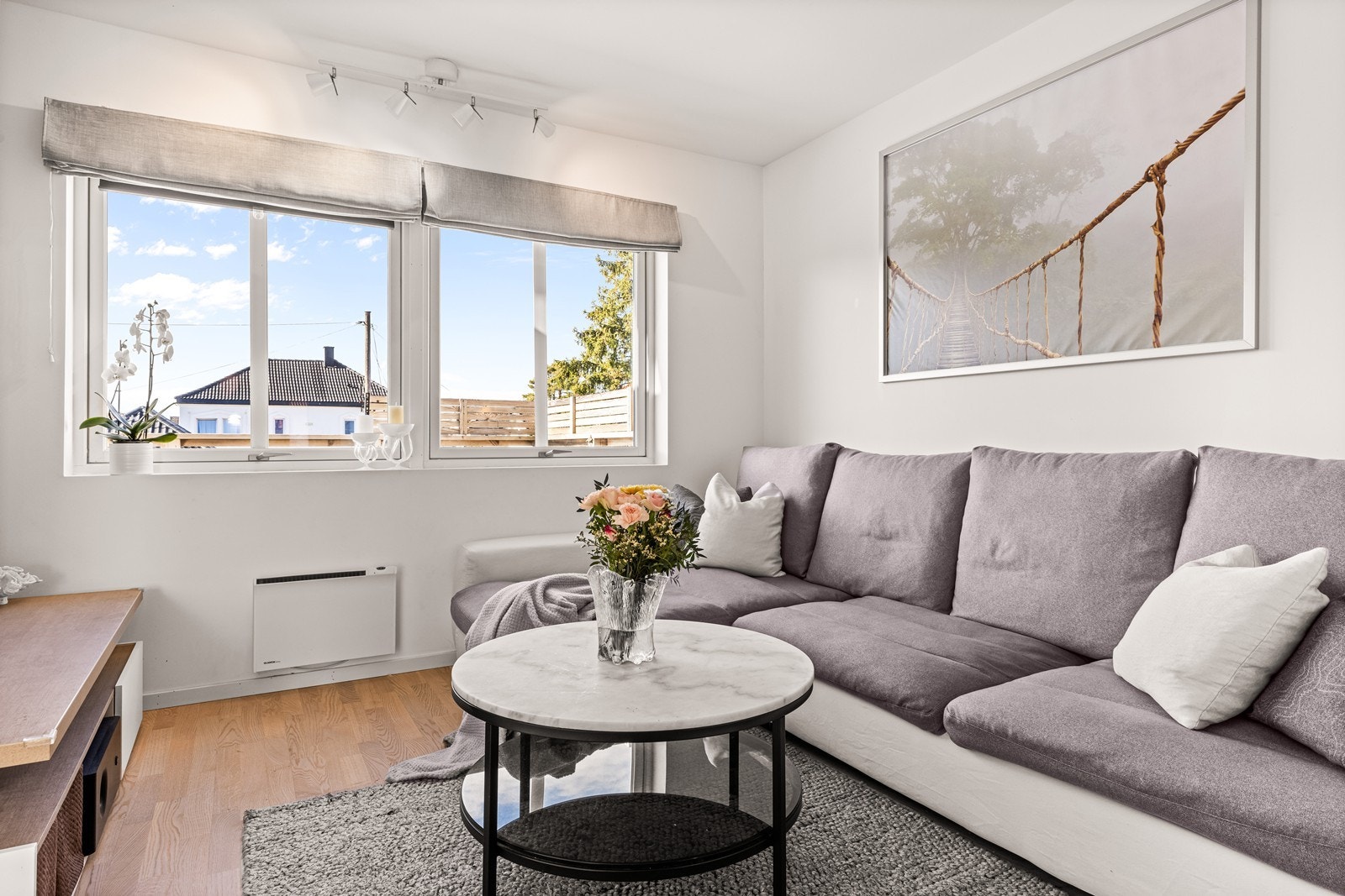 Vinduene med 3-lags glass bidrar til god isolasjon og energieffektivitet. Galleribilde