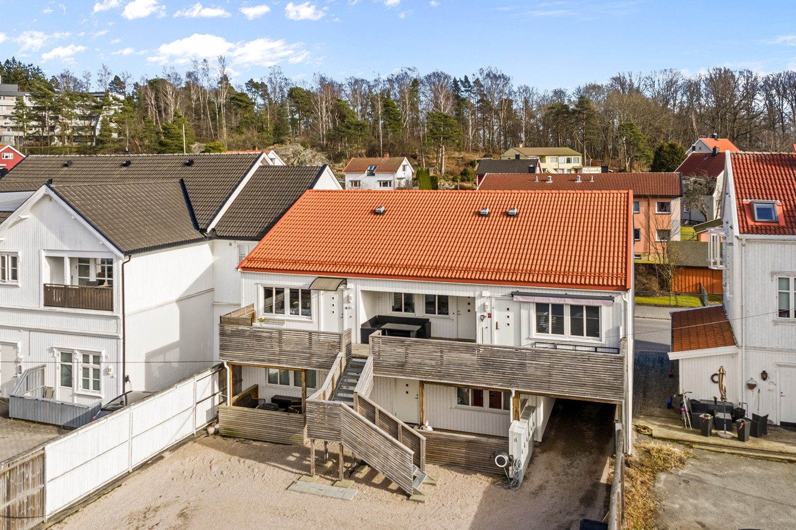 Leiligheten ligger i 2. etasje i et sameie bestående av 5 seksjoner. Dessuten disponerer leiligheten en ekstern bod på 5 m² i en felles rekkebygning, ideell for ekstra lagring. Galleribilde