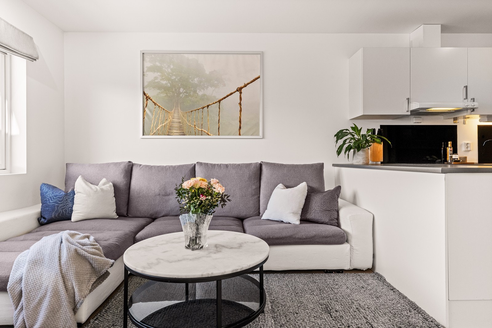 Stuen er lett å møblere og har plass til en komfortabel sofagruppe. Galleribilde
