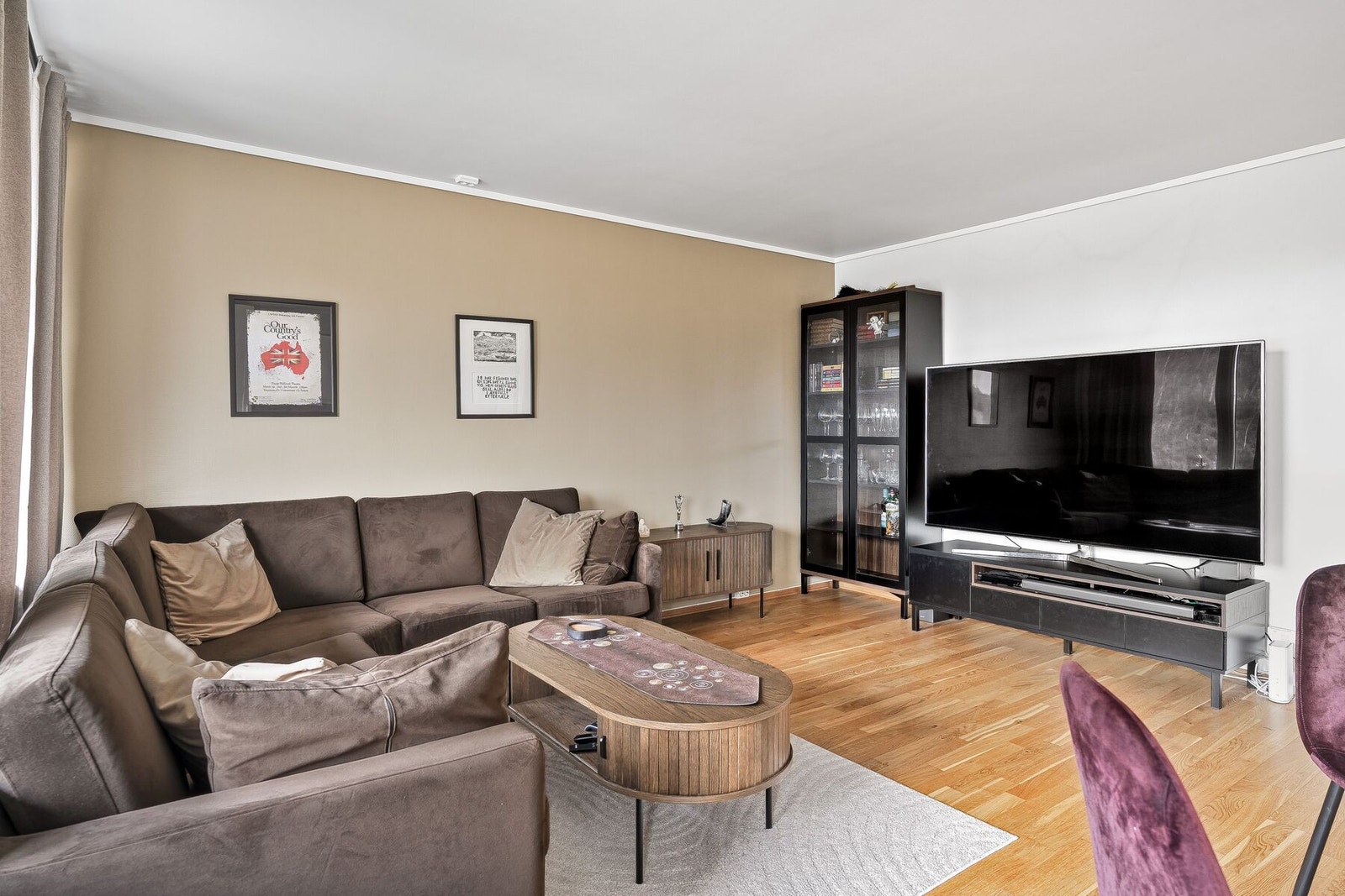 Her har man blant annet plass til sofagruppe, TV, spisebord m.m. Galleribilde