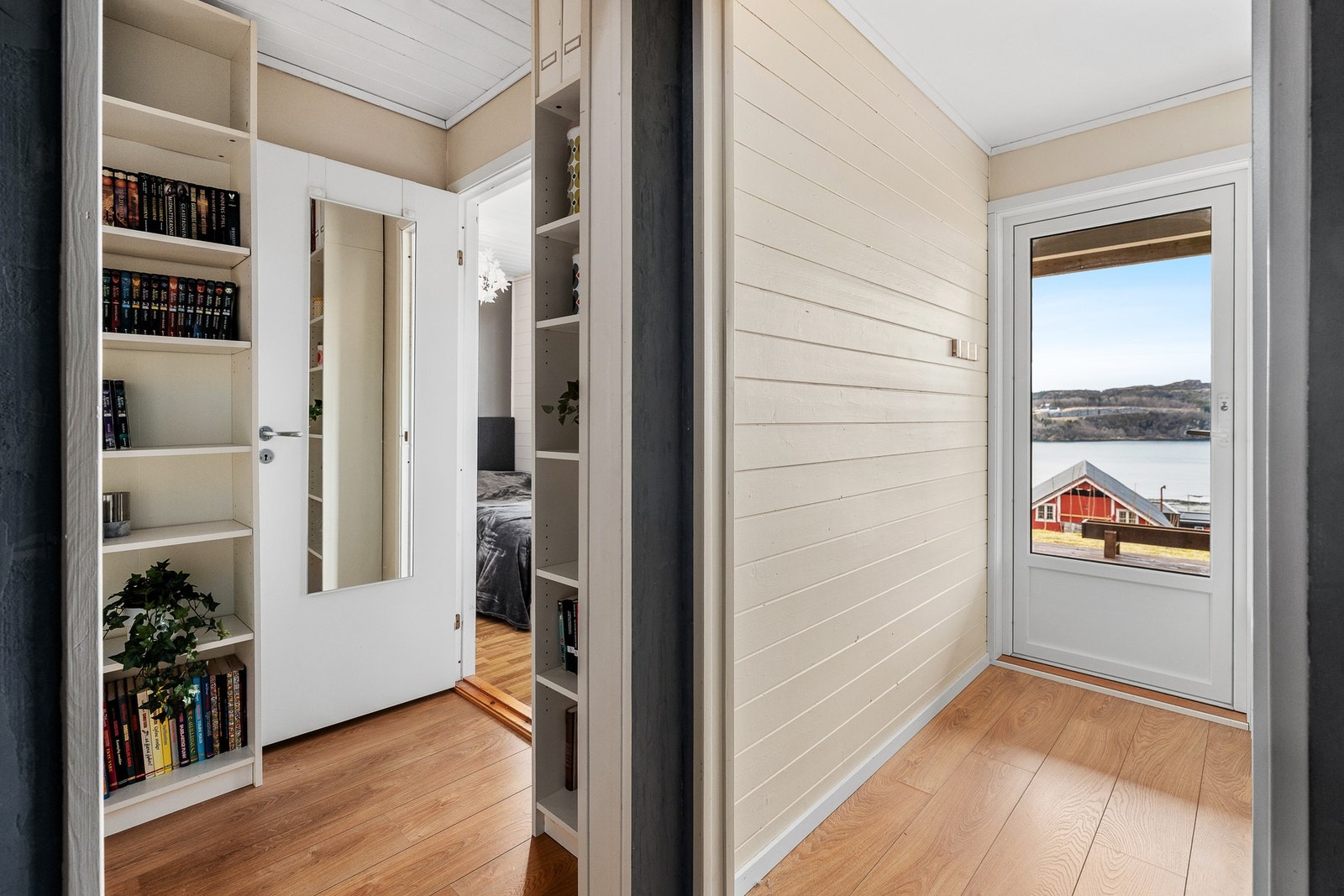 Herfra er det utgang til terrasse og hage. Galleribilde