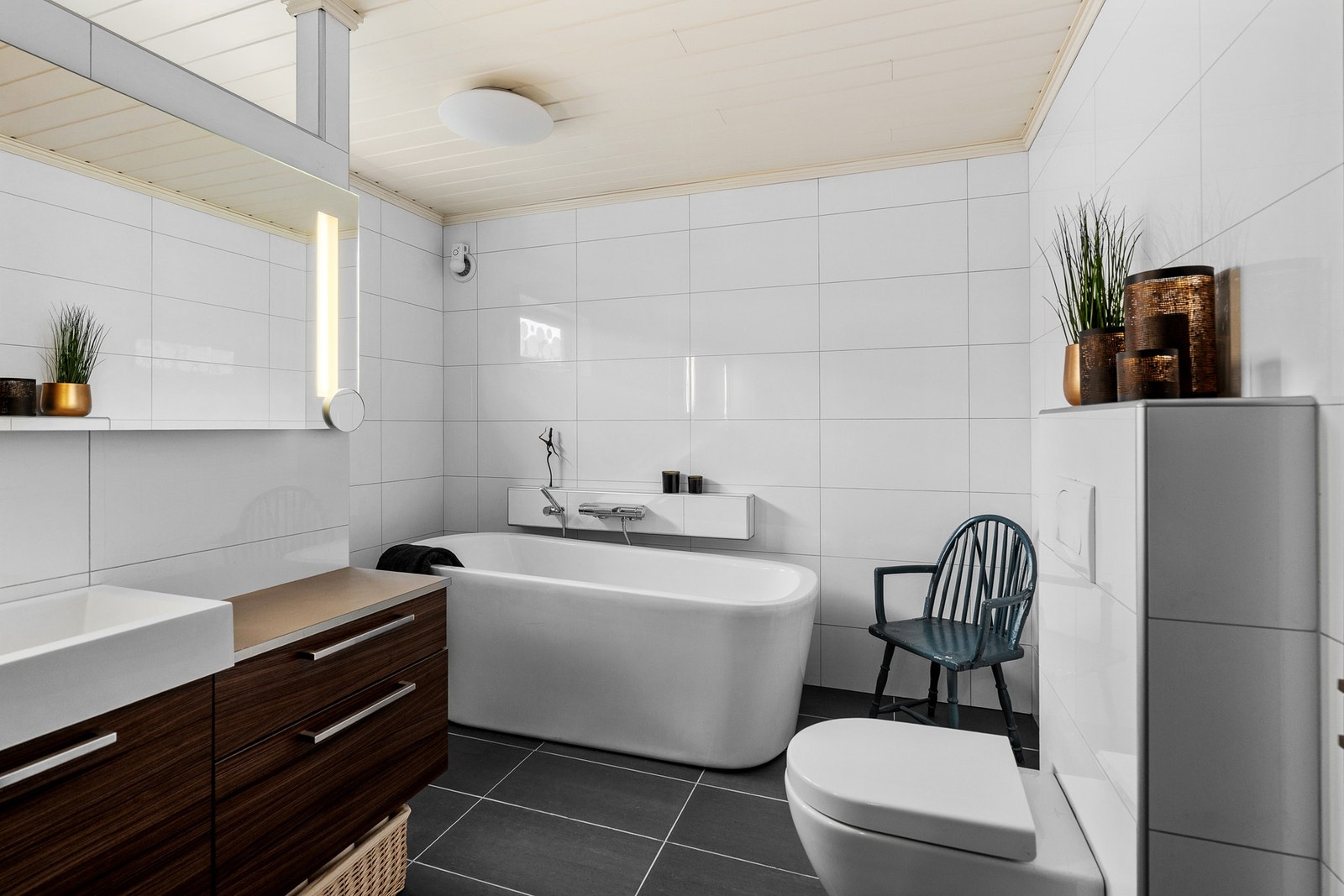 Romslig bad med både we, badekar og et eget dusjhjørne. Galleribilde
