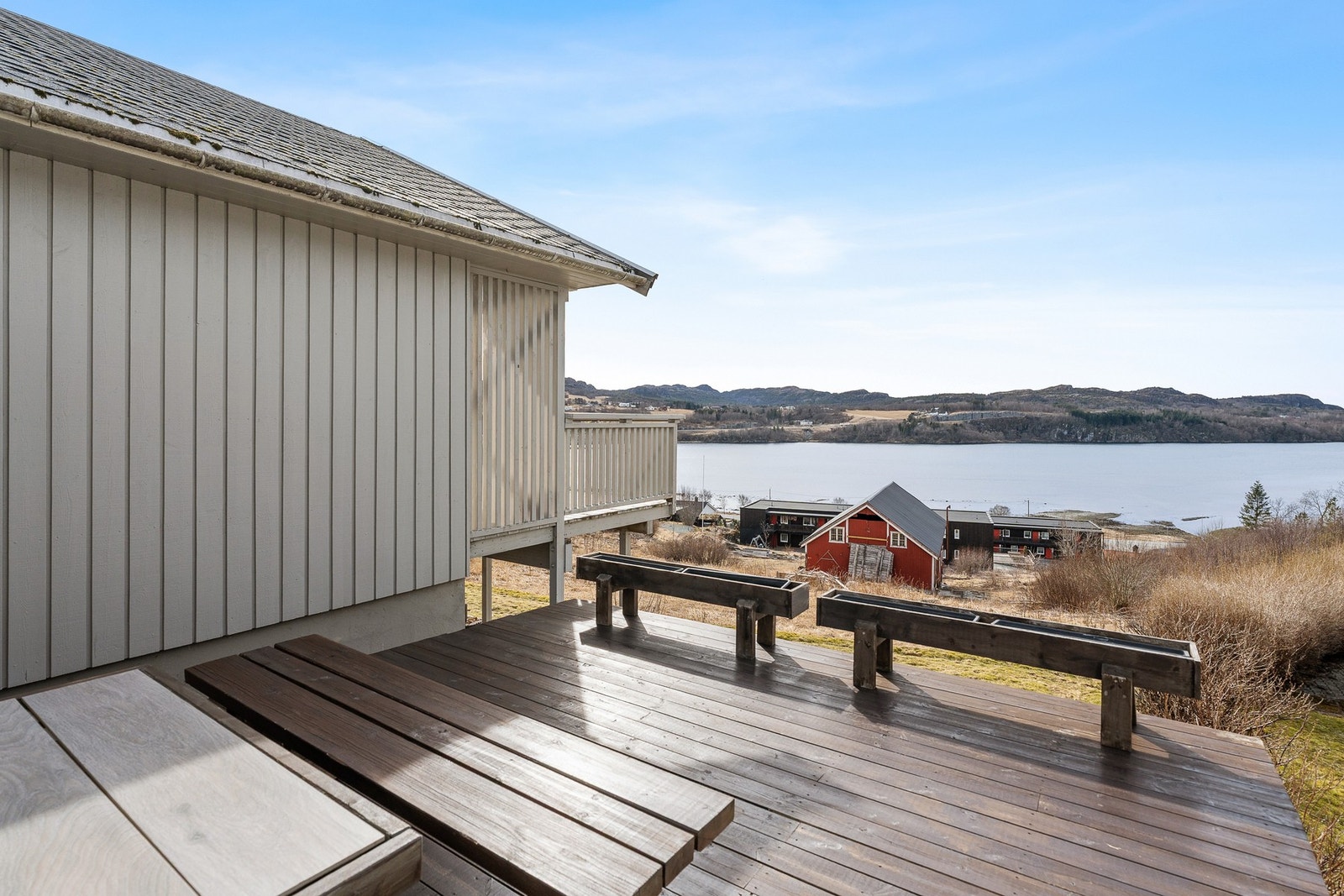 Ved garasjen er det også bygd en platt/veranda. Galleribilde