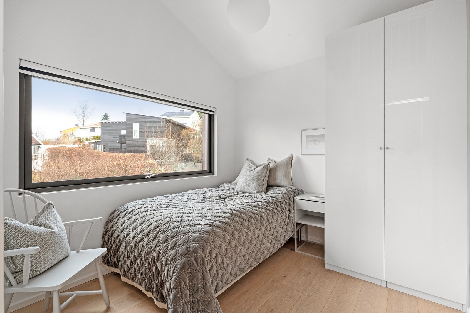 Soverom 1 med god plass til seng og garderobeskap. Galleribilde