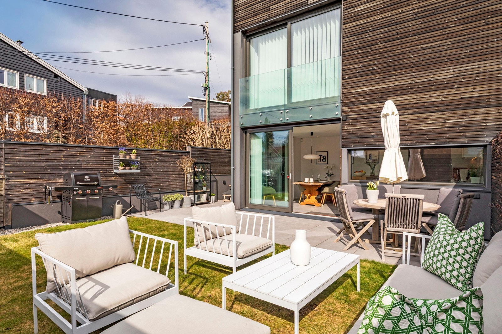 Romslig hage med sydvestvendt terrasse og sol store deler av dagen. God plass til flere sittegrupper. Galleribilde