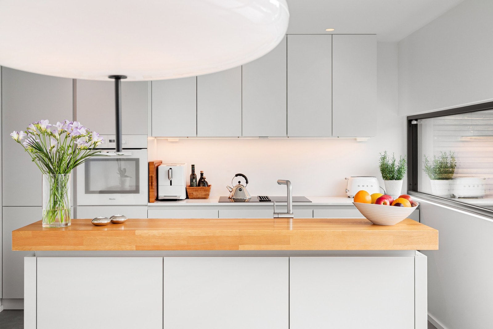 Integrerte hvitevarer som stekeovn, platetopp, oppvaskmaskin og kjøleskap fra Miele. Galleribilde