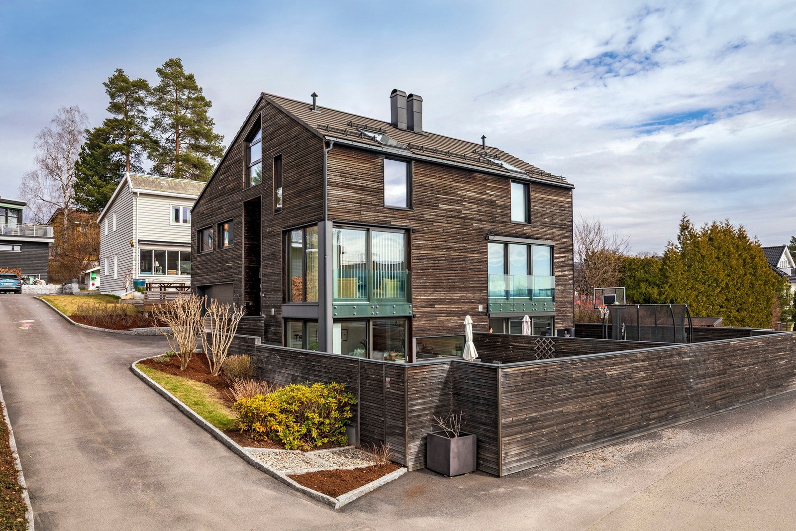 Vertikaldelt tomannsbolig tegnet av Skaara Arkitekter. Her bor du med kort avstand til skoler, barnehager og et godt kollektivtilbud. Galleribilde