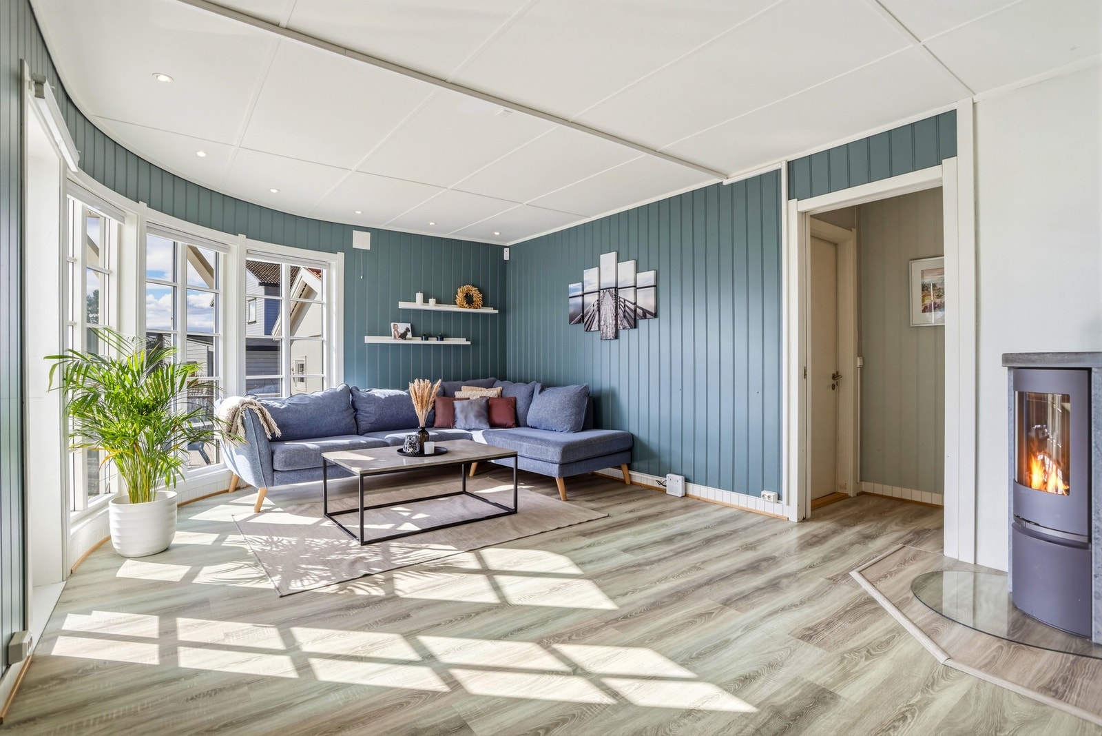 I stuen er det etablert peisovn med kleberstein og varmepumpe fra 2019. Galleribilde