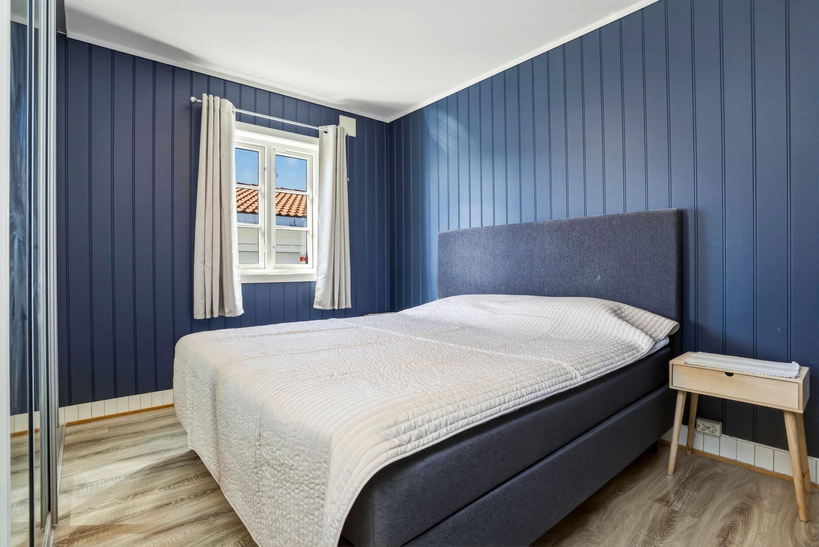 Hovedsoverom i 1.etg. med speil skyvedørsgarderobe. Galleribilde