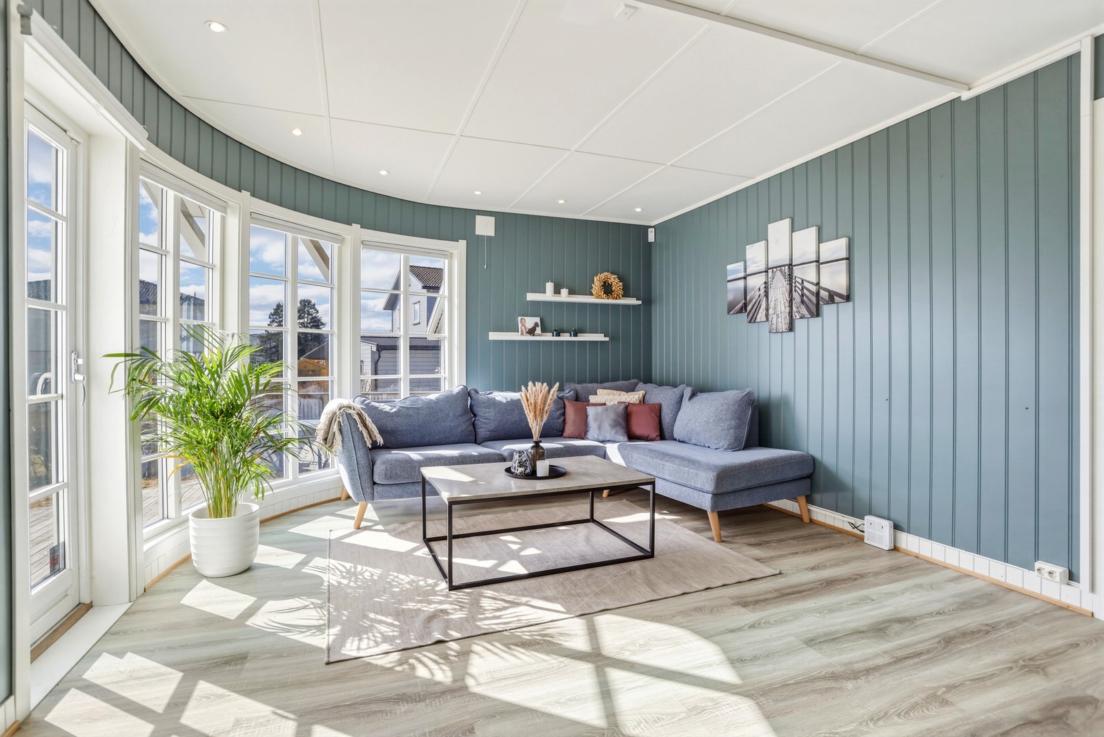 Fra stuen er det direkte adkomst til en romslig og vestvendt uteplass. Galleribilde