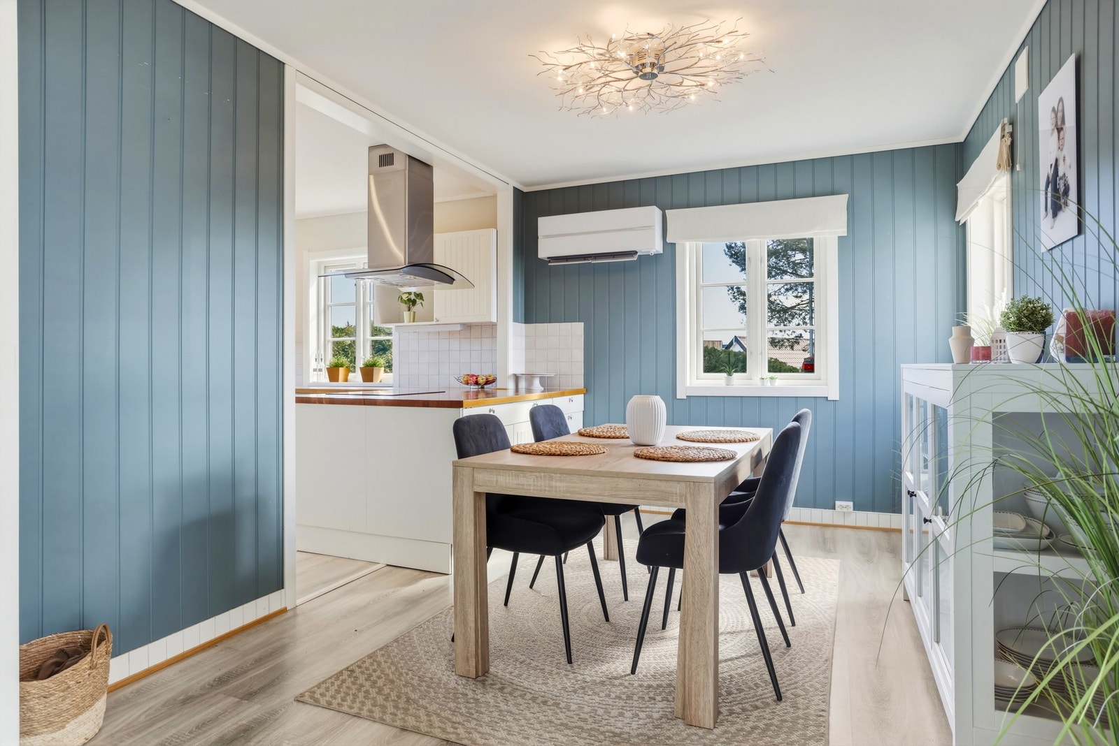 Pent kjøkken i 1.etg. som ligger i en åpen forbindelse med stuen. Kjøkkeninnredningen (2010) består av hvite dør og skuffronter type IKEA. Benkeplate i heltre eik med benkebeslag i stål. Integrerte hvitevarer. Galleribilde