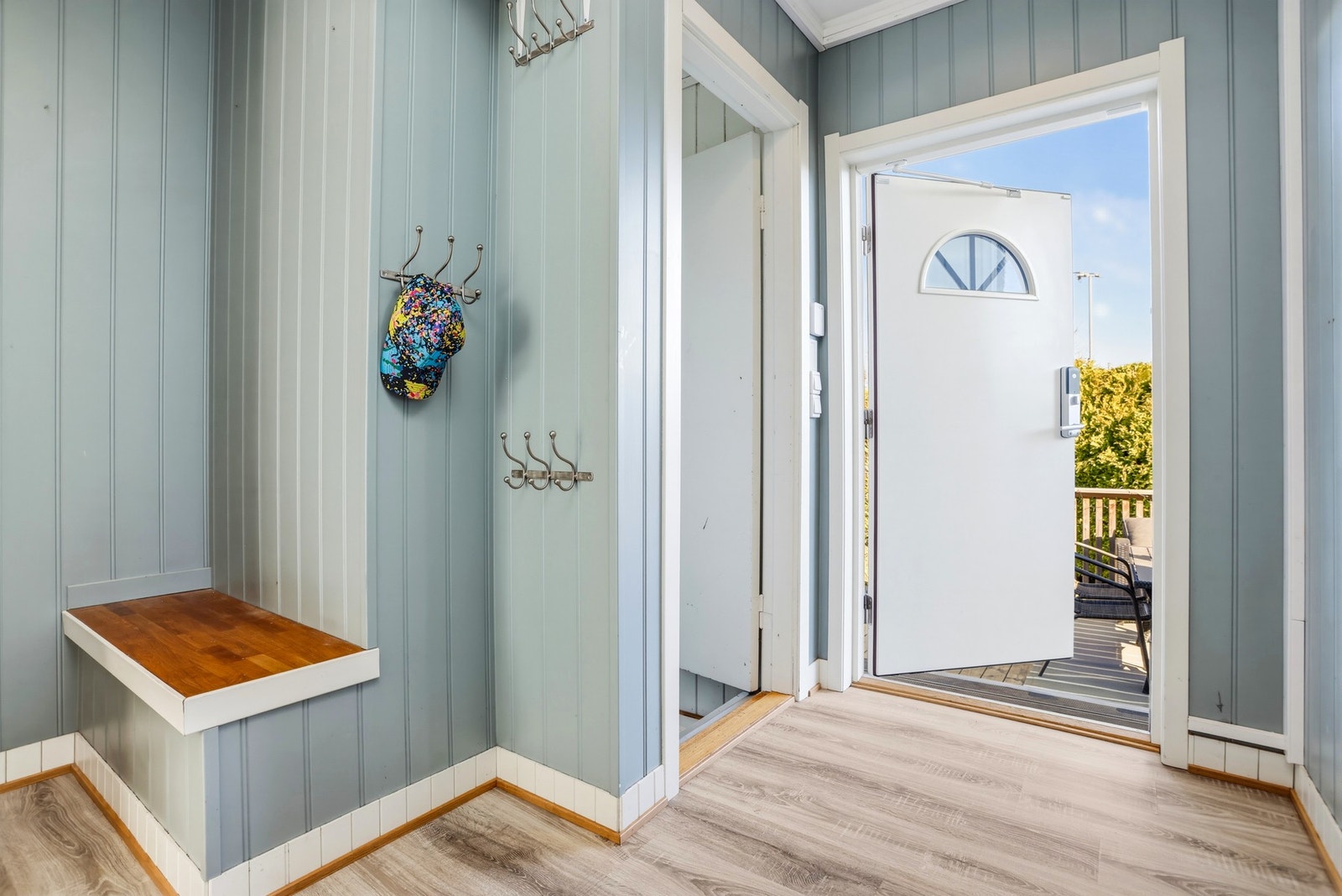 Vel inne blir vi ønsket velkommen i en innbydende entré som i dag fungerer som et felles inngangsparti for begge enhetene. Galleribilde