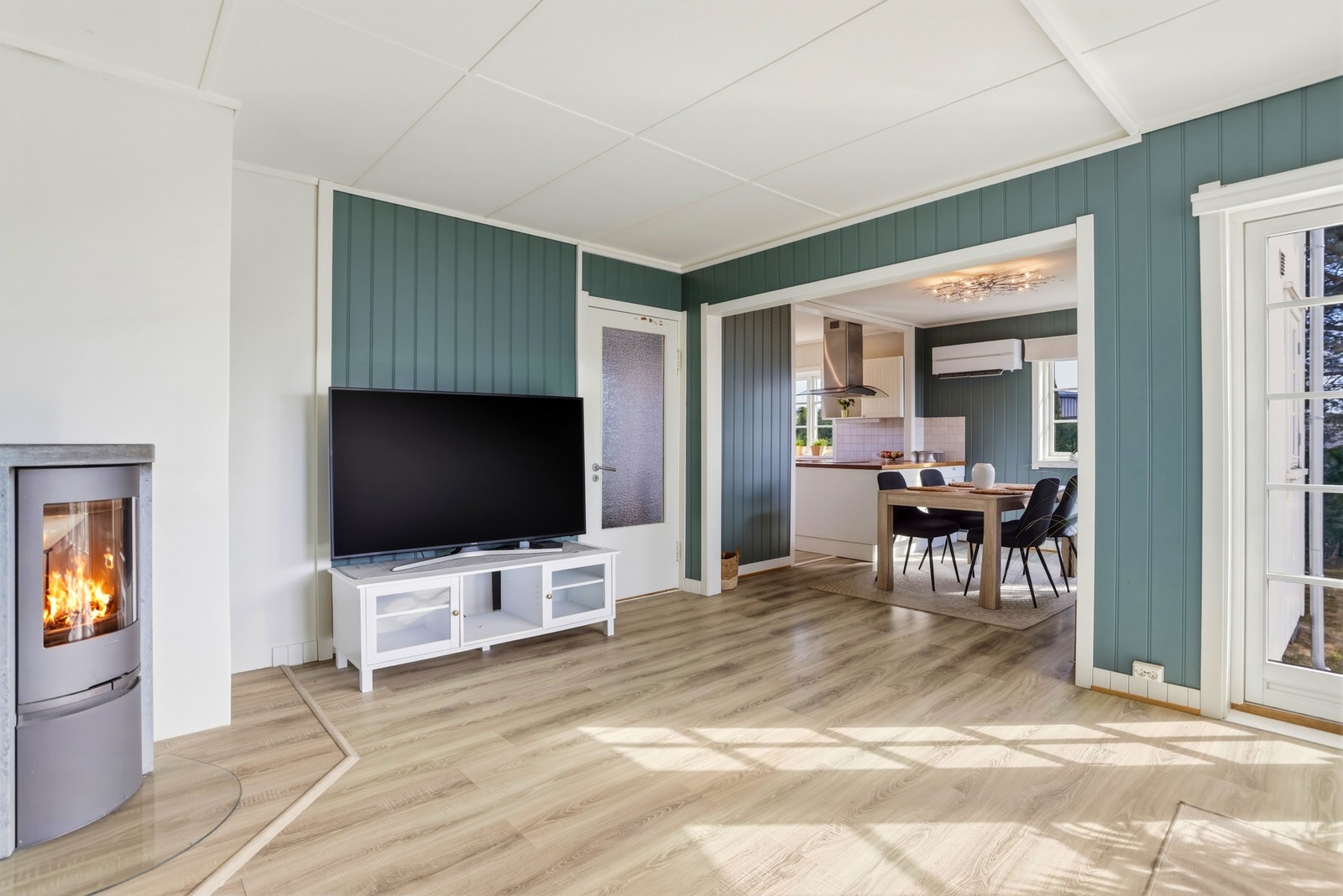 I stuen er det etablert peisovn med kleberstein og varmepumpe fra 2019. Galleribilde