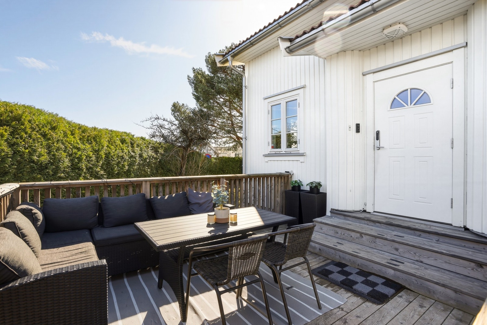 Eiendommen har et hyggelig overbygget inngangsparti med med tilhørende romslig terrasse. Galleribilde
