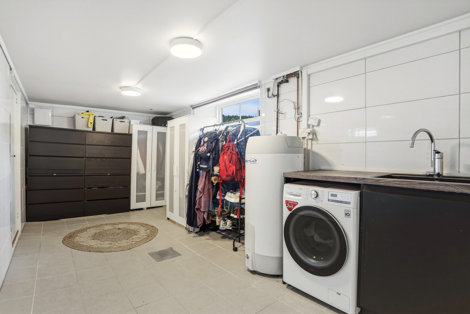 Vaskerom i u.etg. er av god størrelse. Rommet har etablert fliser på vegg og gulvflater. Det er montert opplegg til vaskemaskin og skyllekar. Ventilasjon består av el-ventil i vegg. Galleribilde