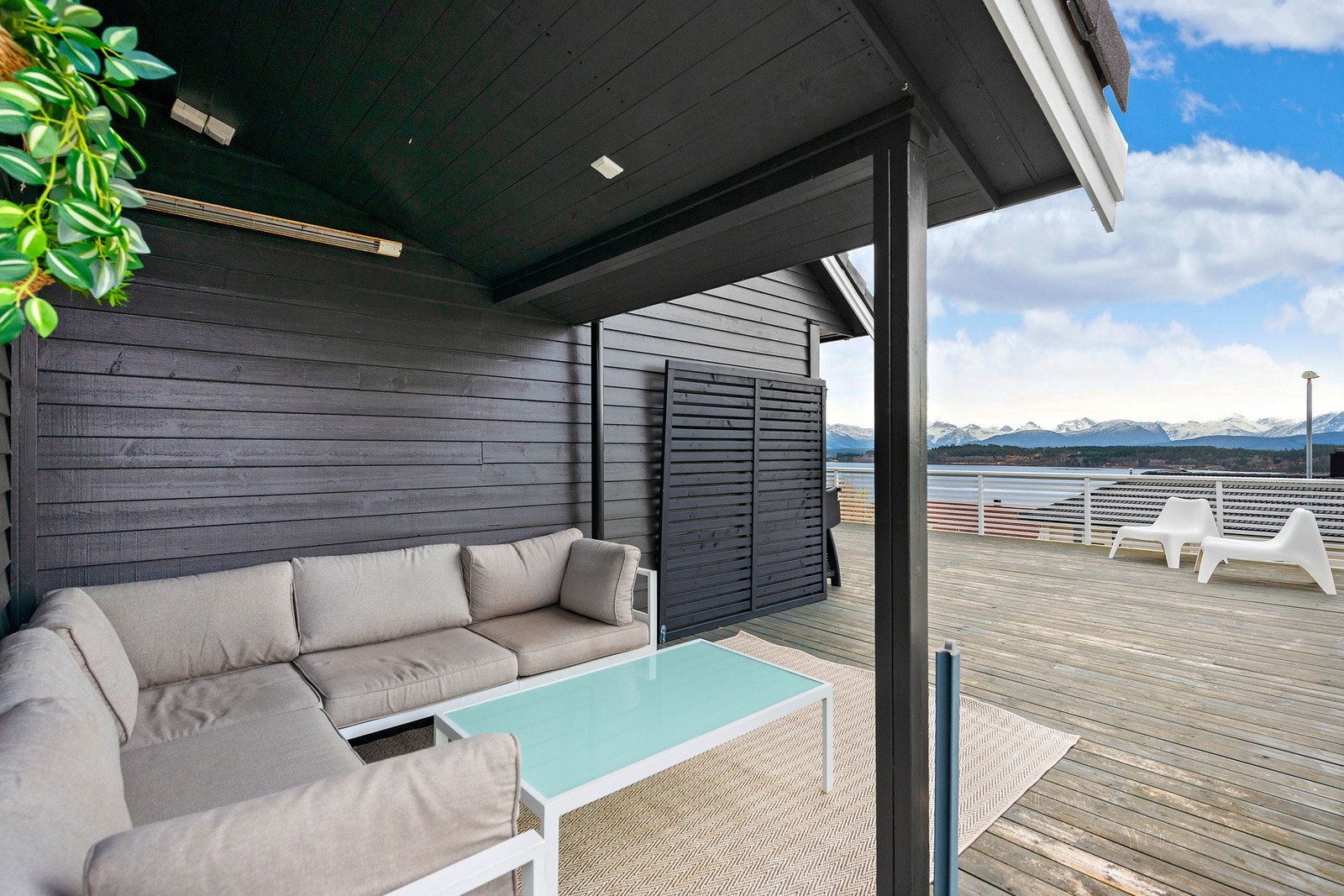 Det er overbygd tak på terrassen med installert varmelampe - flott for utendørs hygge. Galleribilde