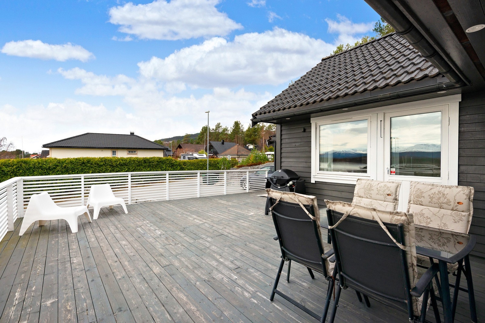 Terrassen har god utforming og gir plass til både spisegruppe og loungemøbler. Galleribilde