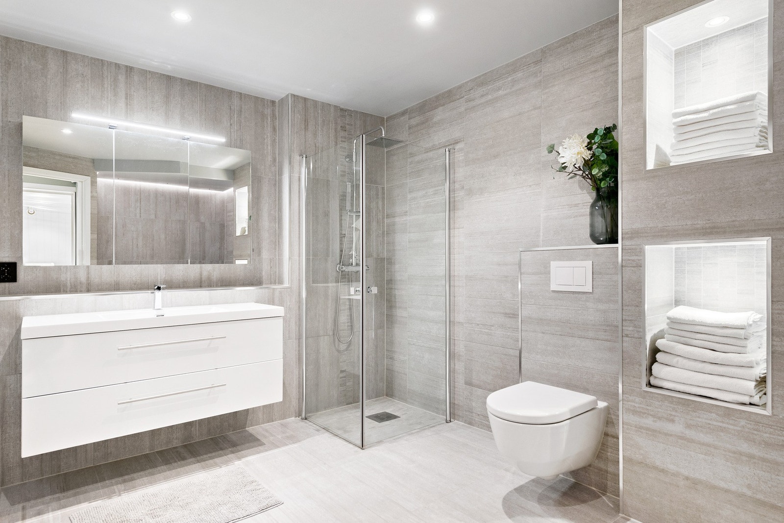 Stilrent bad med downlights i himling og varmekabler i gulv. Galleribilde