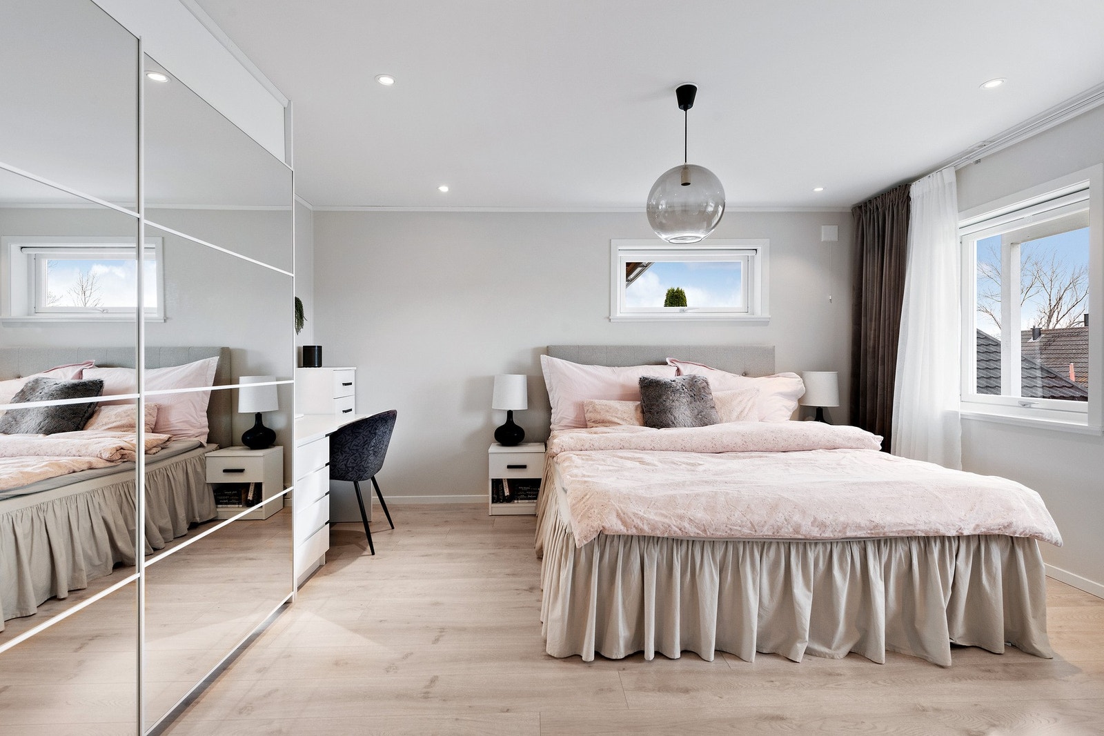 Soverom 2 - Lyst romslig soverom med garderobeskap og downlights i himling. Galleribilde