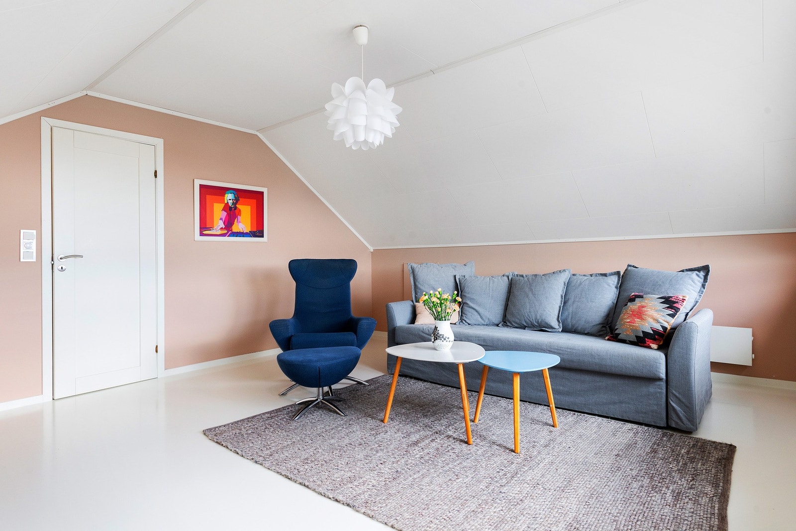 Loftstuen er romlig og egner seg godt som TV-stue eller oppholdsrom. Galleribilde