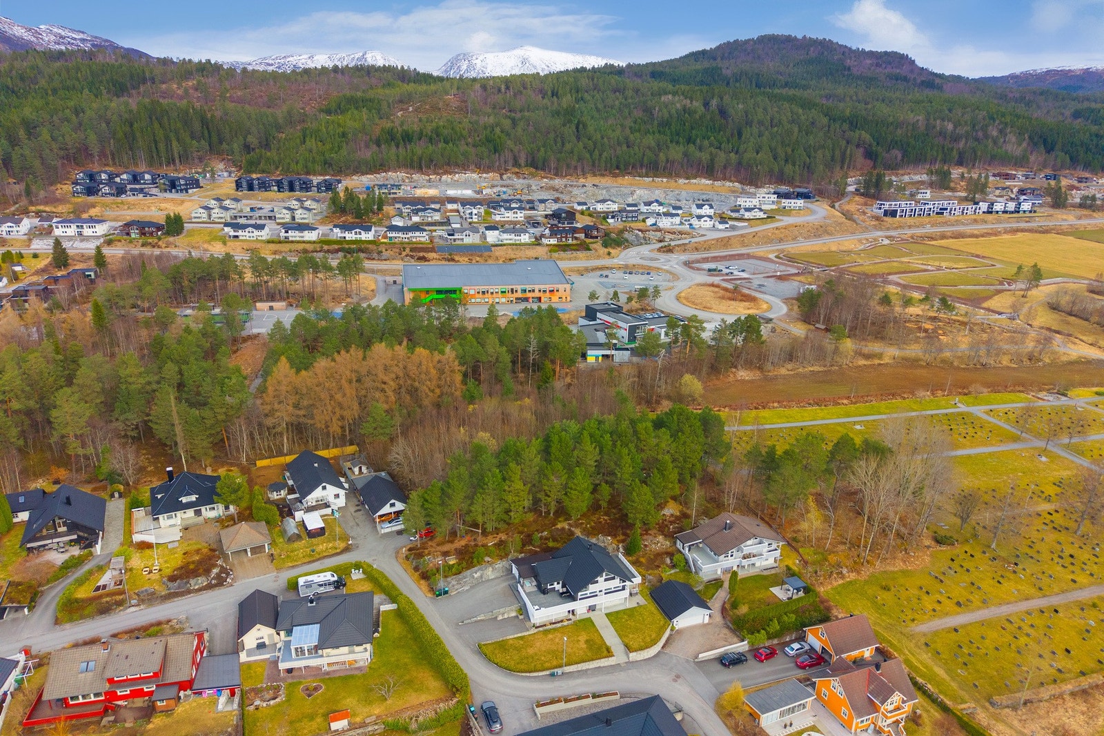 Fra eiendommen er det gåavstand til både barnehage og barneskole, samt dagligvarebutikk. Galleribilde