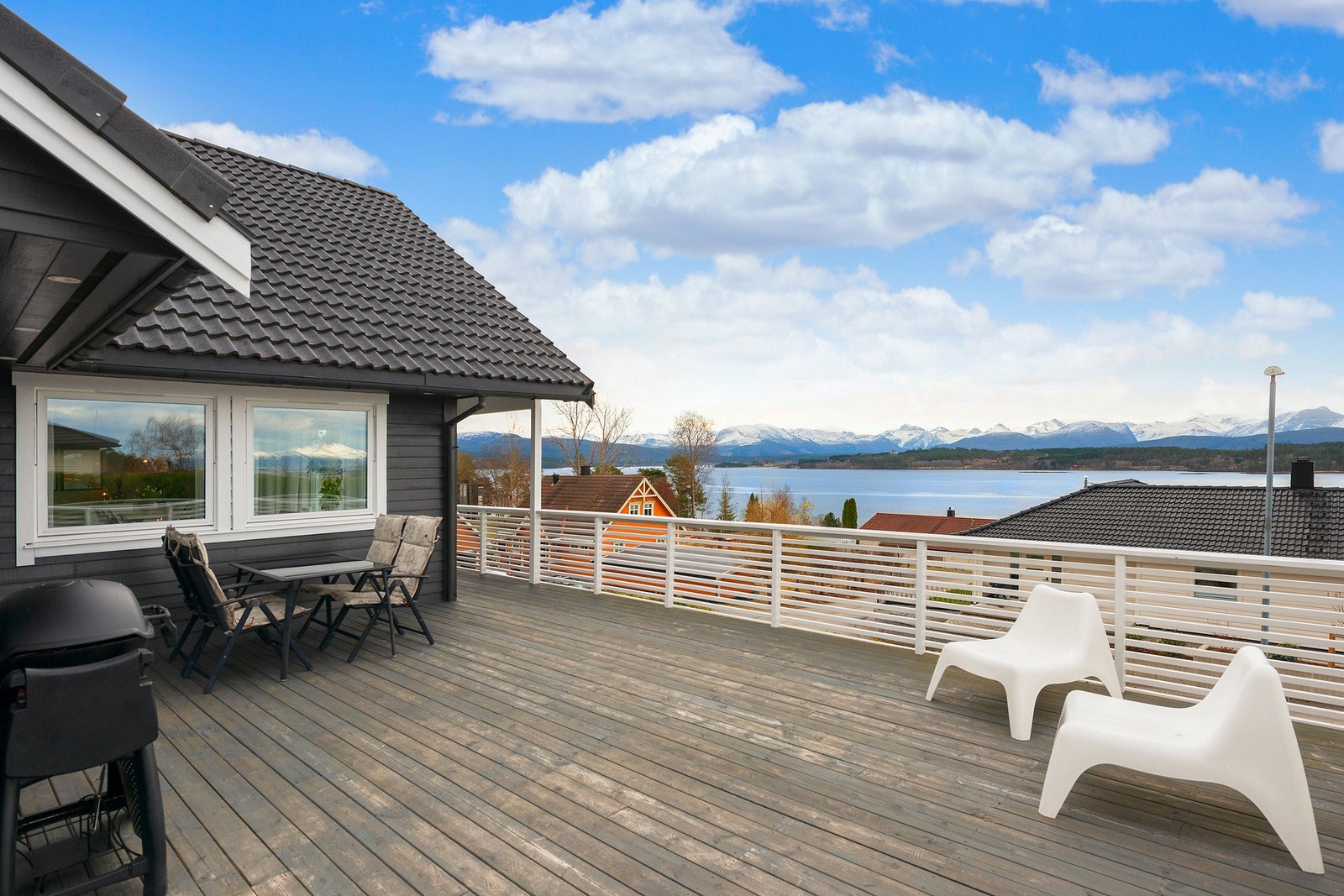 Terrassen har rikelig med areal og er perfekt for sosiale sammenkomster og late sommerdager. Galleribilde